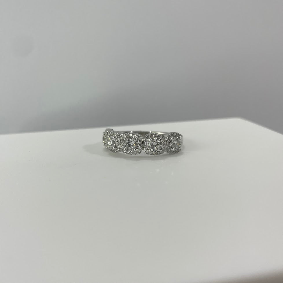 טבעת בשיבוץ יוקרתי ומיוחד מזהב לבן 14K משובצת יהלומים טבעיים 1.04 קראט צבע F נקיון VS מק"ט 336