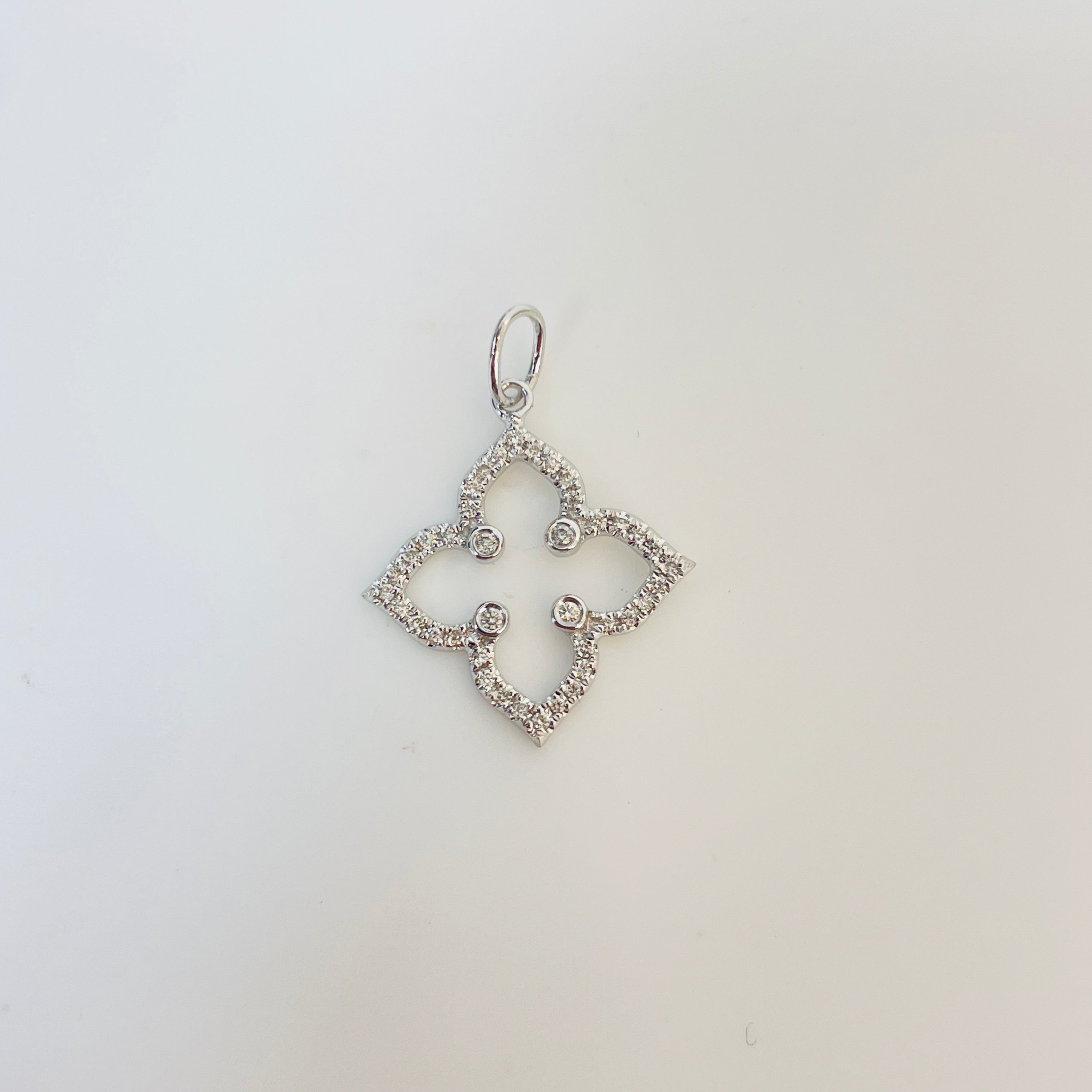 תליון יהלומים טבעיים בצורת פרח 0.11 קראט צבע F ניקיון VS-SI זהב 14K לבן מק״ט 692