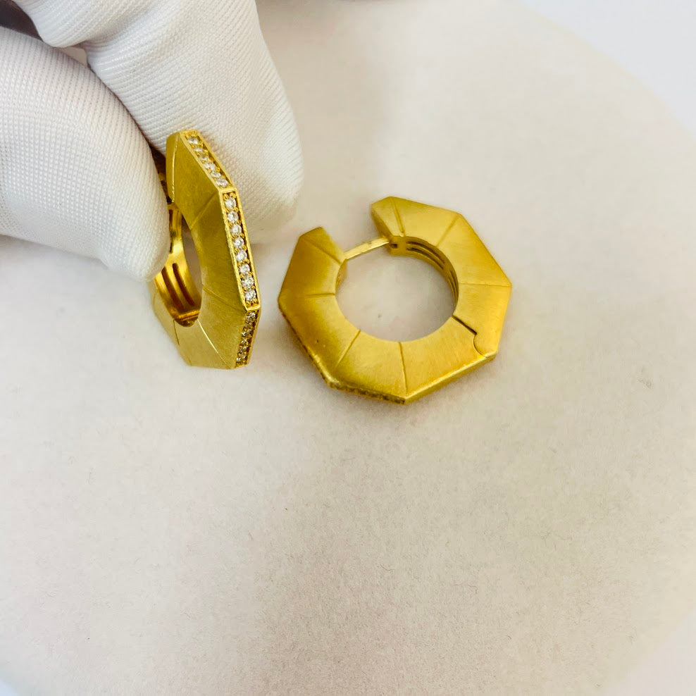 עגילי חישוק זהב צהוב 18K משובצים 0.30 קראט יהלומים טבעיים צבע F נקיון VS מק"ט 113