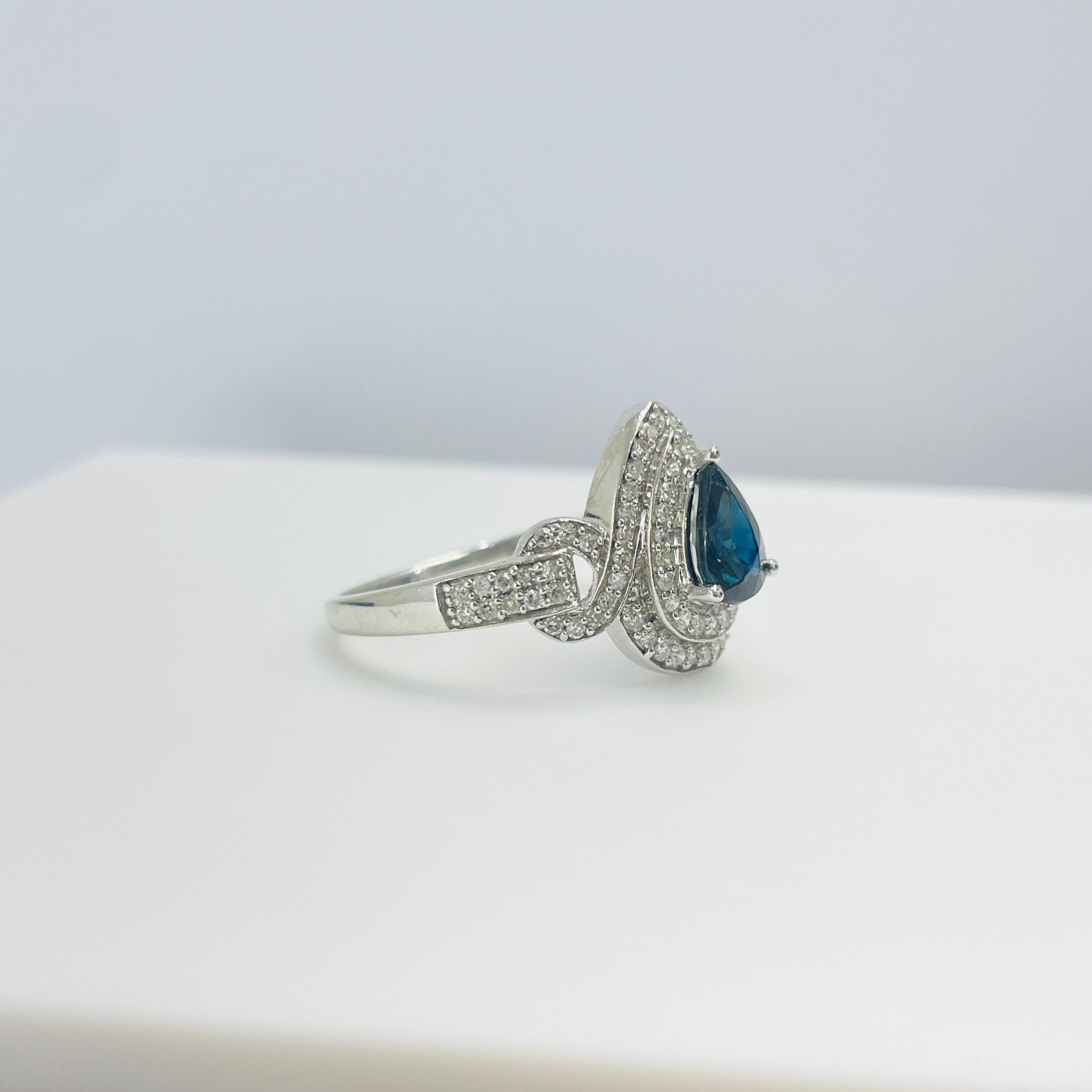 טבעת סוליטר עם אבן מרכזית ספיר 0.45 שיבוץ בצדדים של 0.45 יהלומים טבעיים צבע F נקיון VS זהב 14K לבן מק"ט 456