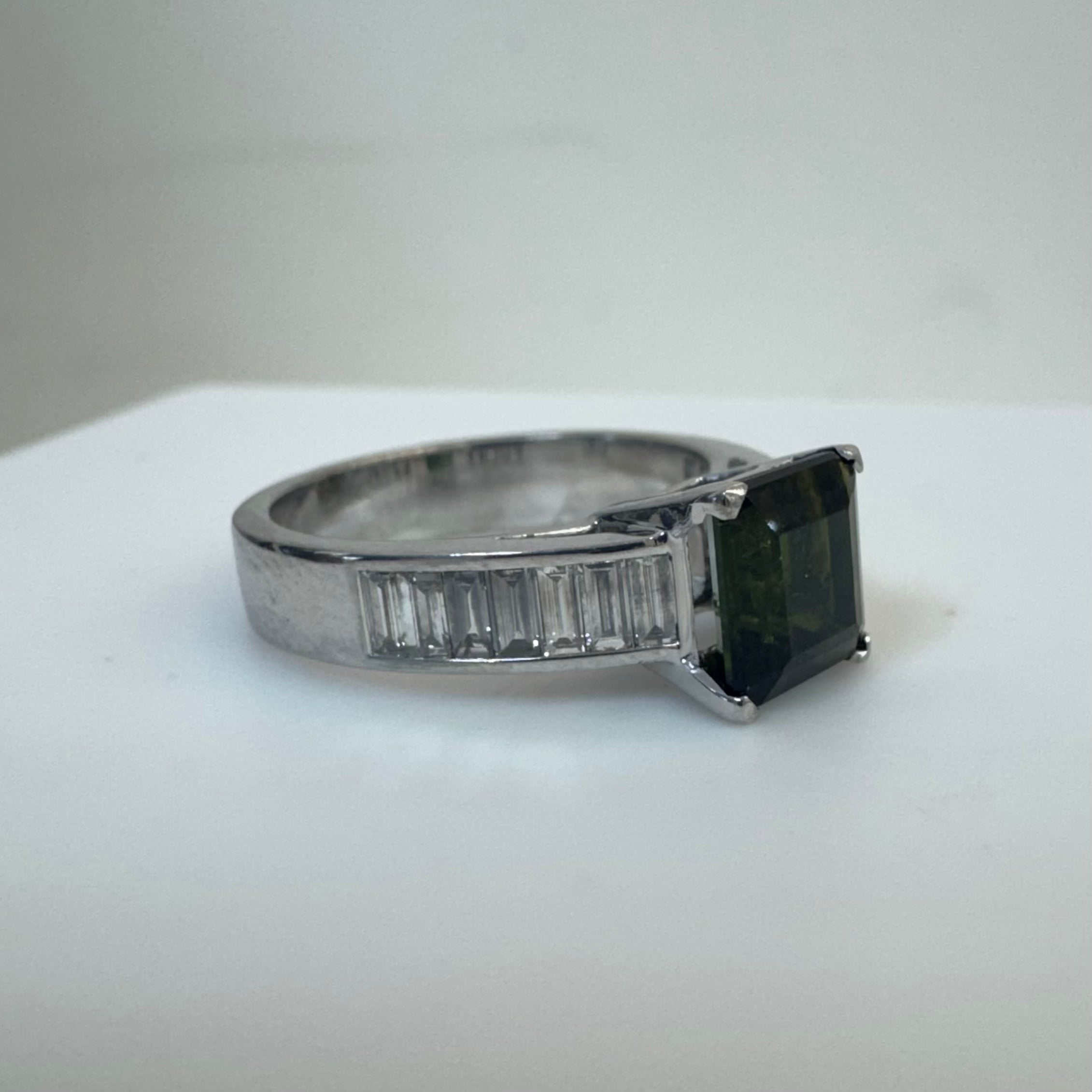 טבעת משובצת טורמלין ירוקה מרכזית טבעית 2.02 קראט ויהלומי בגטים טבעיים 0.74 קראט צבע F ניקיון VS זהב 18K לבן מק״ט 747