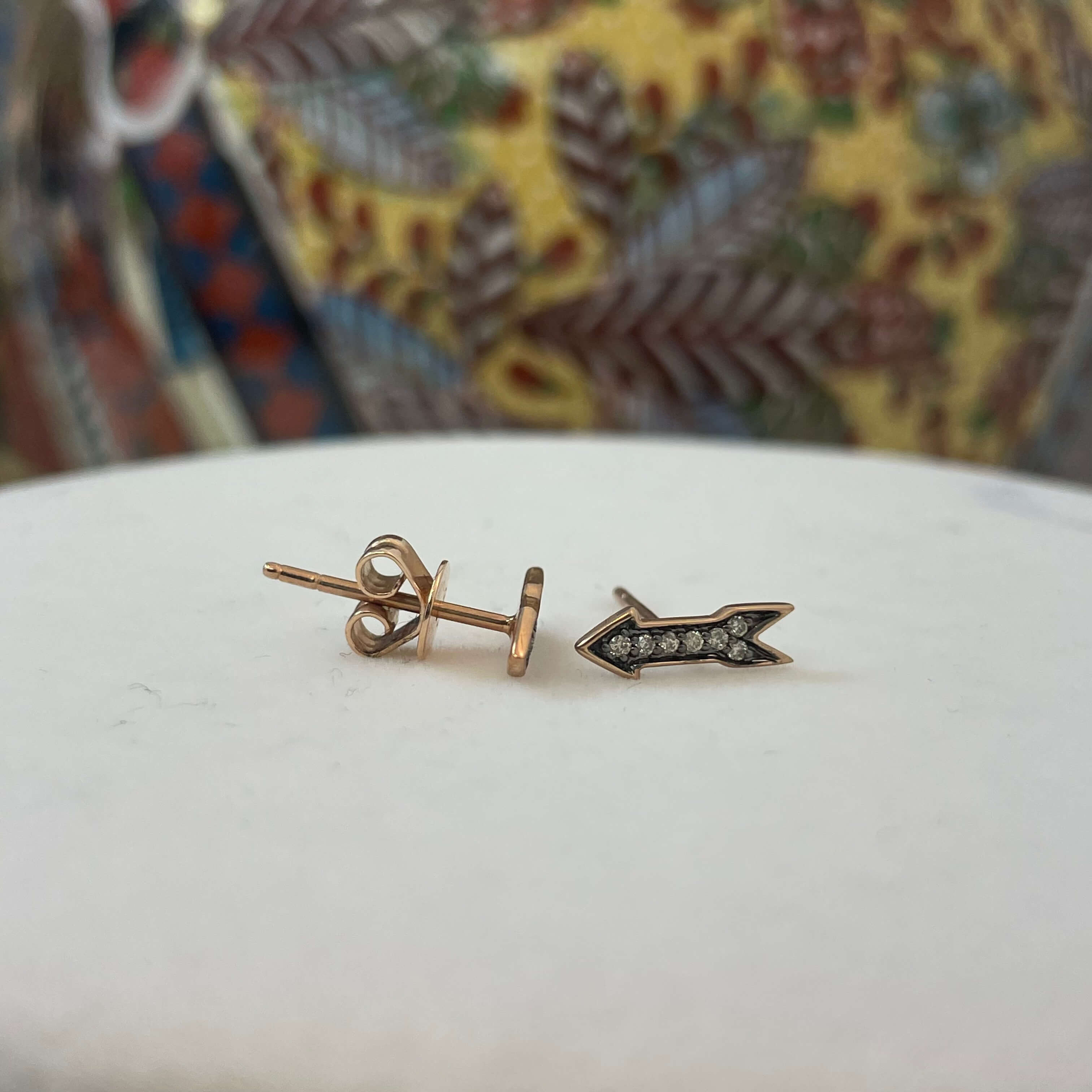 עגילים בצורת חצים משובצים יהלומים לבנים טבעיים 0.08 קראט צבע F ניקיון VS-SI זהב 14K רוז גולד (מגיעים עם סוגרים) מק"ט 734