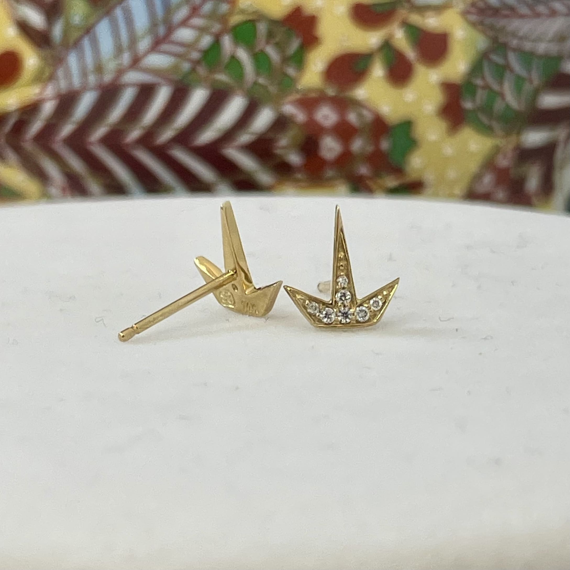 עגילים משובצים יהלומים לבנים טבעיים 0.06 קראט צבע F ניקיון VS-SI זהב 14K צהוב (מגיעים עם סוגרים) מק"ט 739