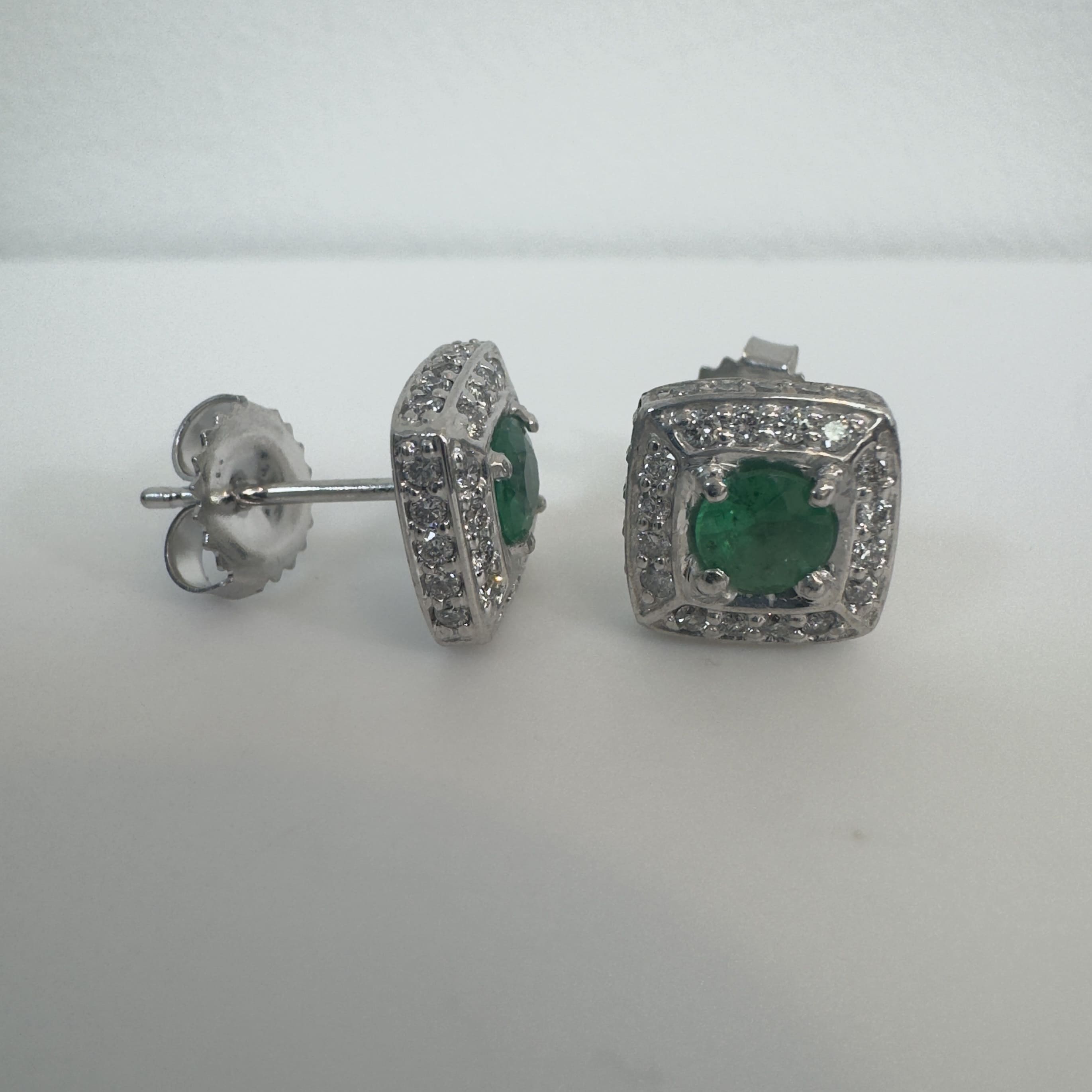 עגילי זהב 14K לבן מרובעים משובצים אמרלד טבעי 1.00 קראט ושתי שורות יהלומים טבעיים 0.65 קראט צבע F ניקיון VS מק״ט E-2227