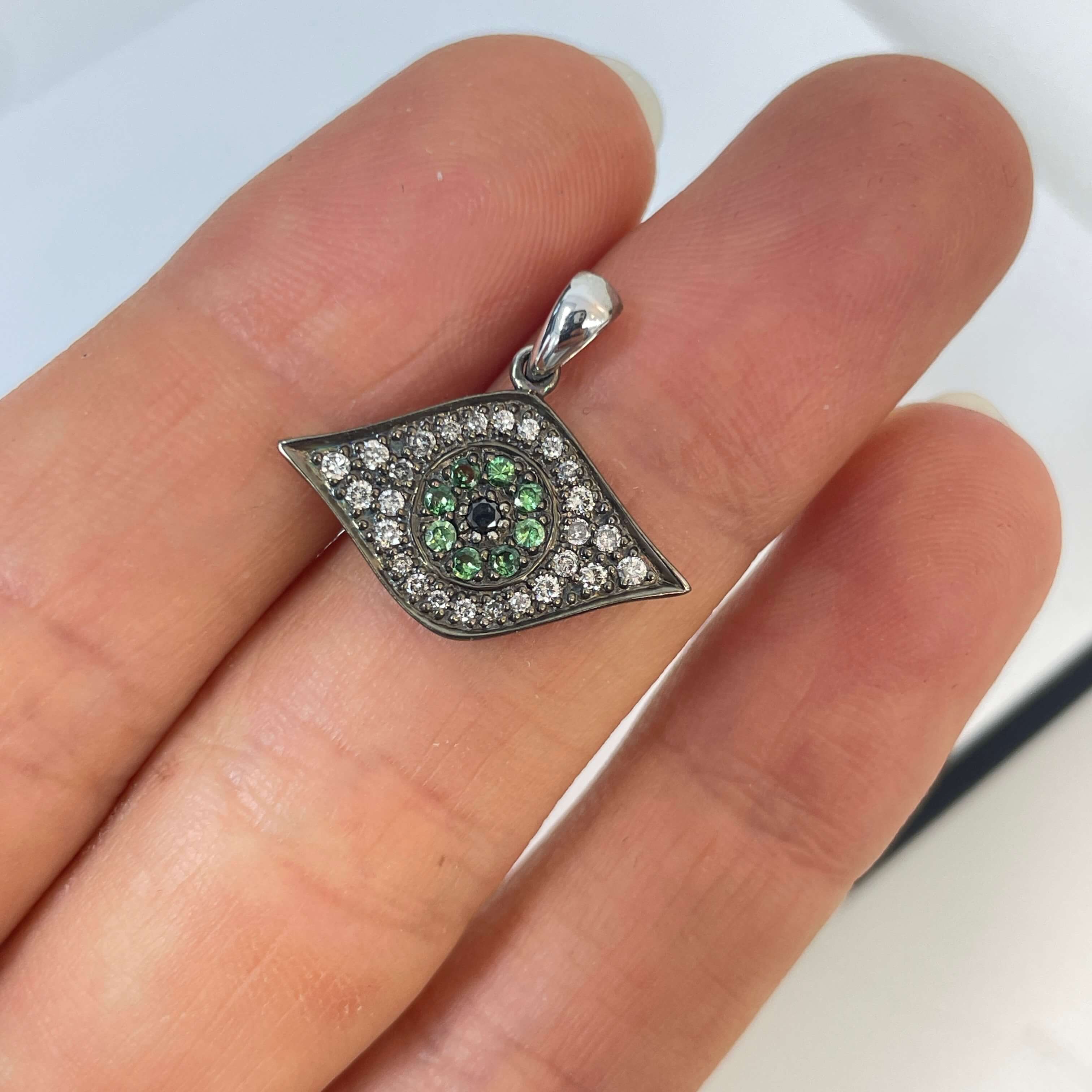 תליון עין משובץ 0.35 קראט אבני חן ויהלומים זהב 14K ברודיום שחור מק״ט 689