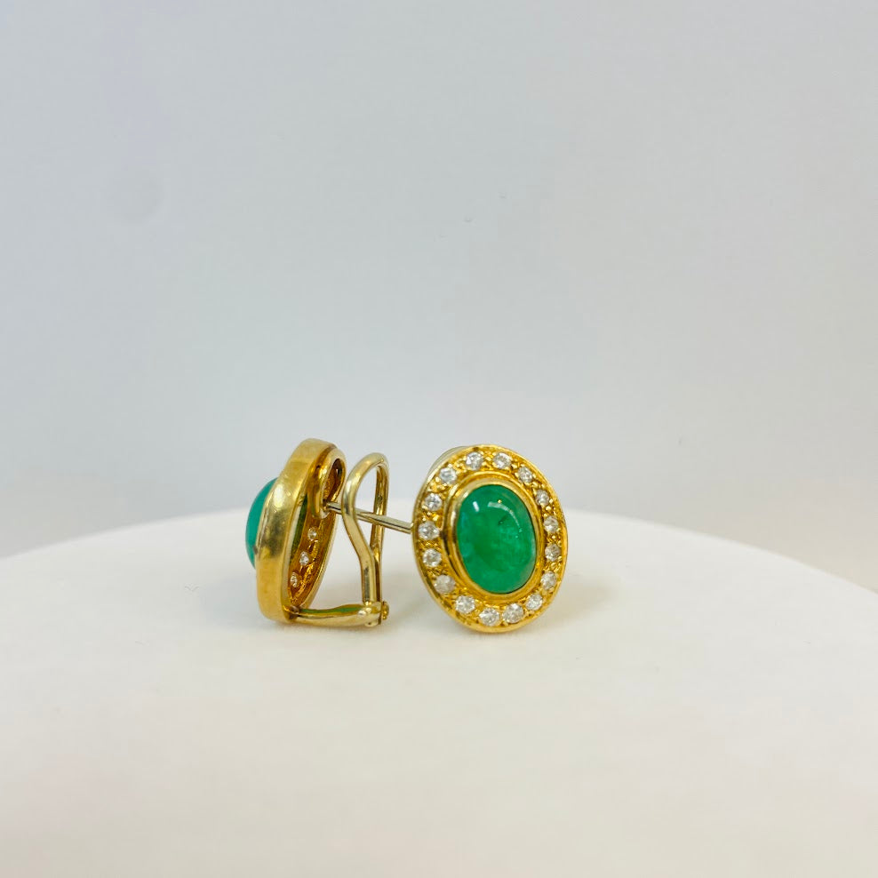 עגילי וינטג' זהב צהוב 14K משובצים יהלומים טבעיים 0.60 קראט צבע F נקיון VS ובמרכז אבן אמרלד 1.5 קראט מק"ט 264