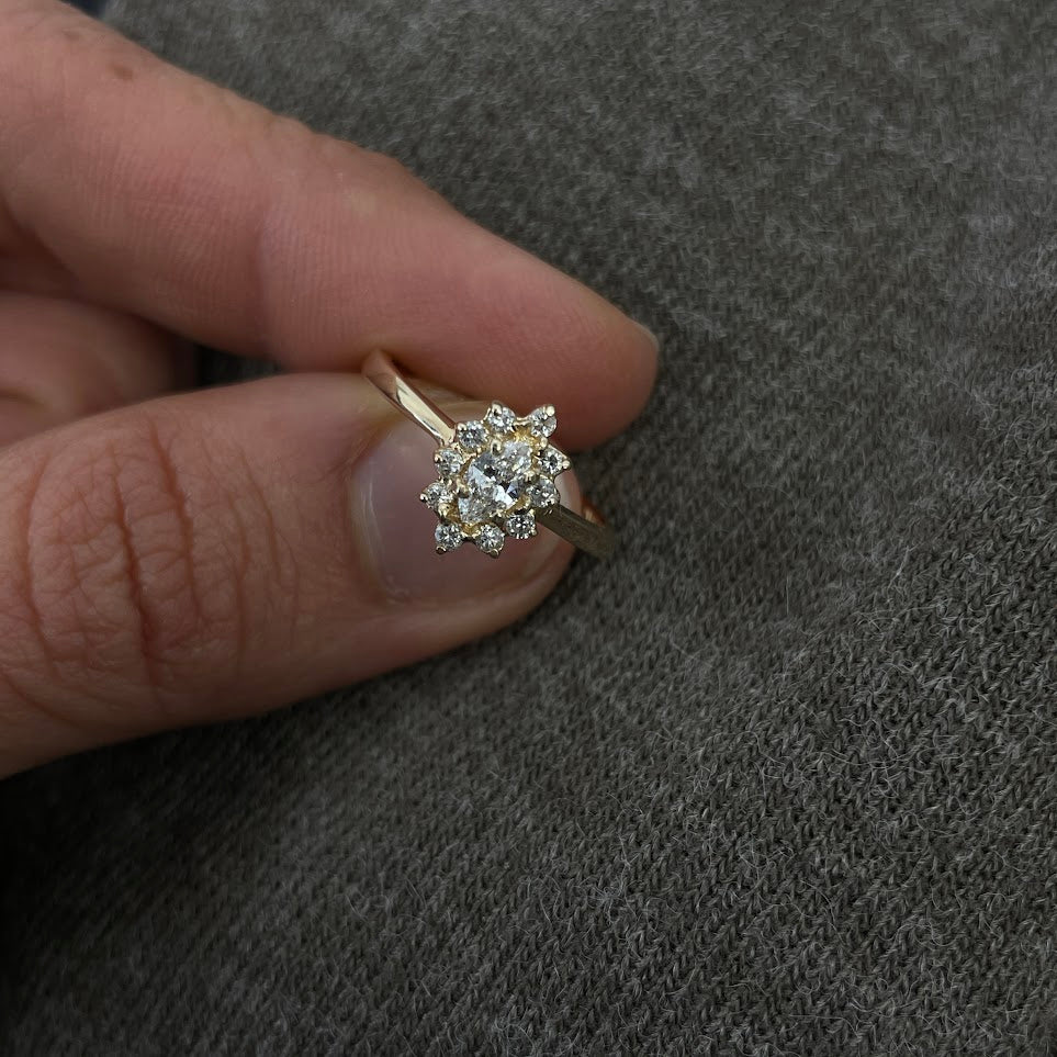 טבעת זהב צהוב 14K משובצת יהלום טבעי מרקיזה 0.25 צבע F נקיון SI ויהלומים טבעיים 0.15 צבע F נקיון SI מק"ט 412