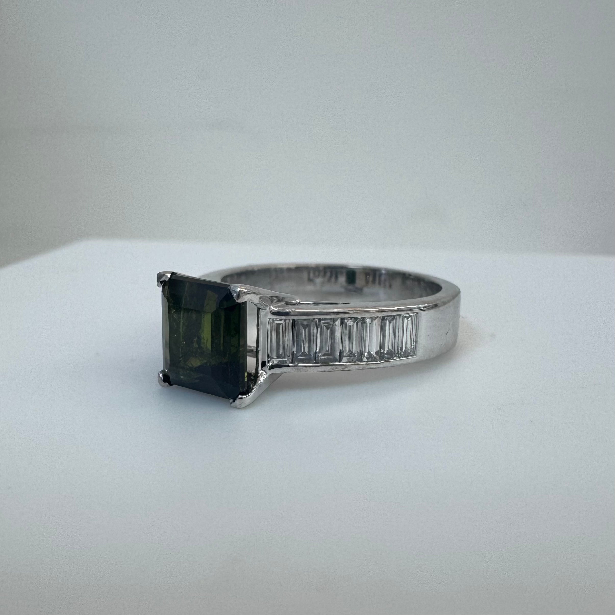 טבעת משובצת טורמלין ירוקה מרכזית טבעית 2.02 קראט ויהלומי בגטים טבעיים 0.74 קראט צבע F ניקיון VS זהב 18K לבן מק״ט 747