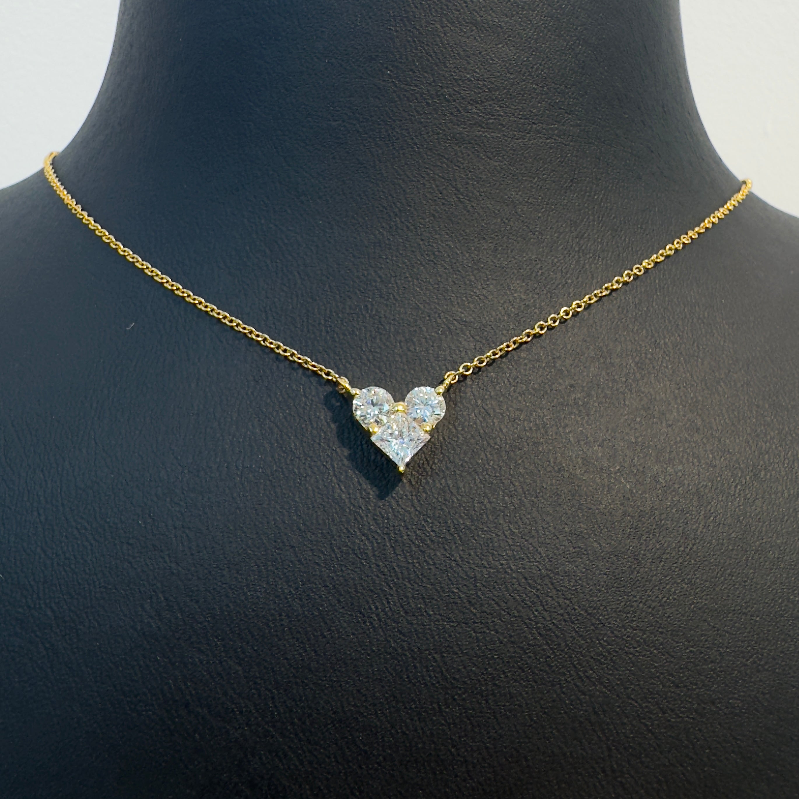 שרשרת יהלומים טבעיים 3 אבנים בצורת לב 0.95 קראט צבע F-G ניקיון VS זהב 14K צהוב מק"ט 624