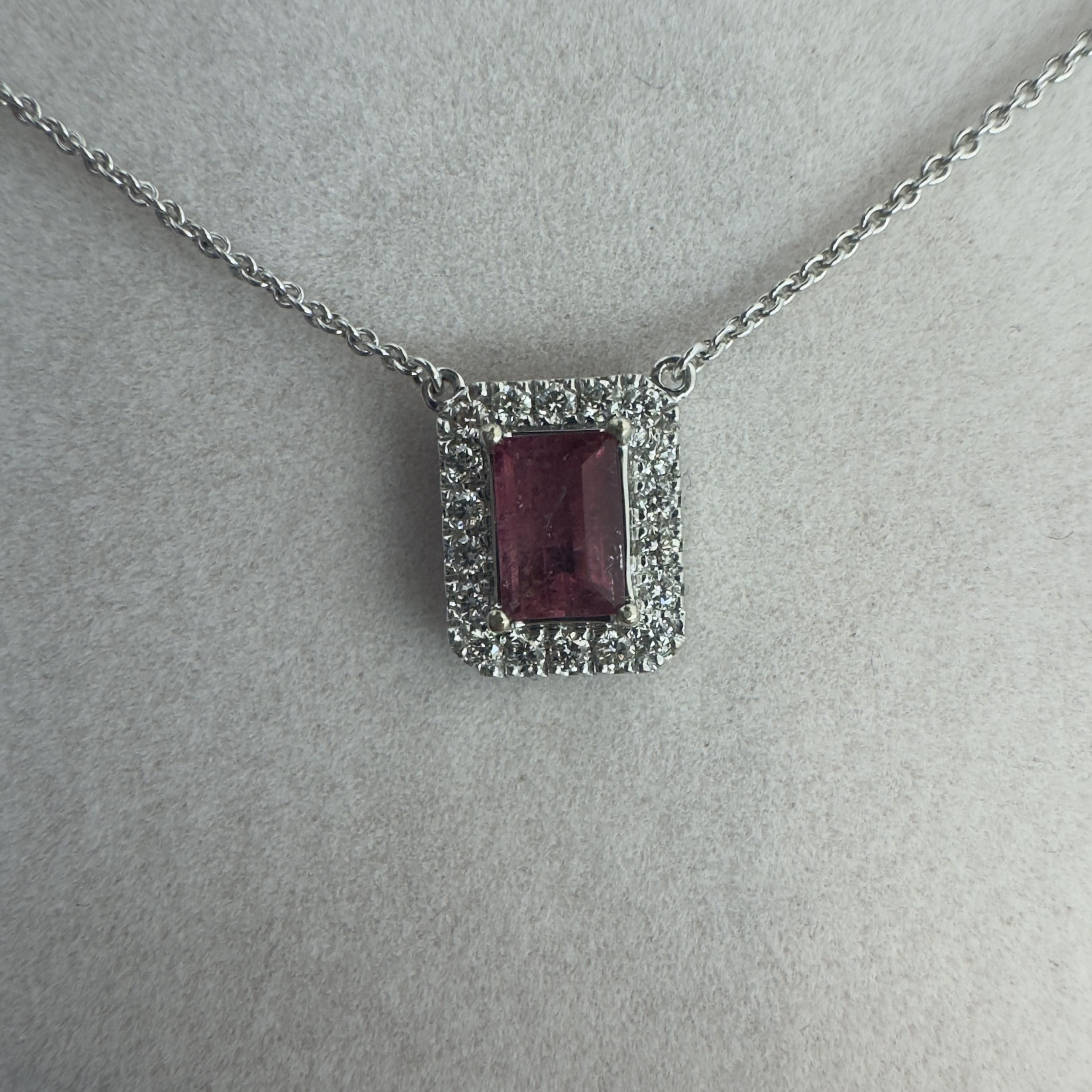 שרשרת זהב 18K משובצת אבן טורמלין טבעית מרכזית ושיבוץ היילו יהלומים טבעיים 0.20 קראט צבע F ניקיון VS מק״ט 522