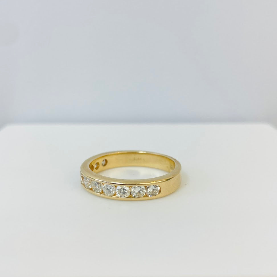 טבעת פס זהב צהוב 14K משובצת יהלומים טבעיים 1.10 קראט צבע F נקיון VS מק"ט 415