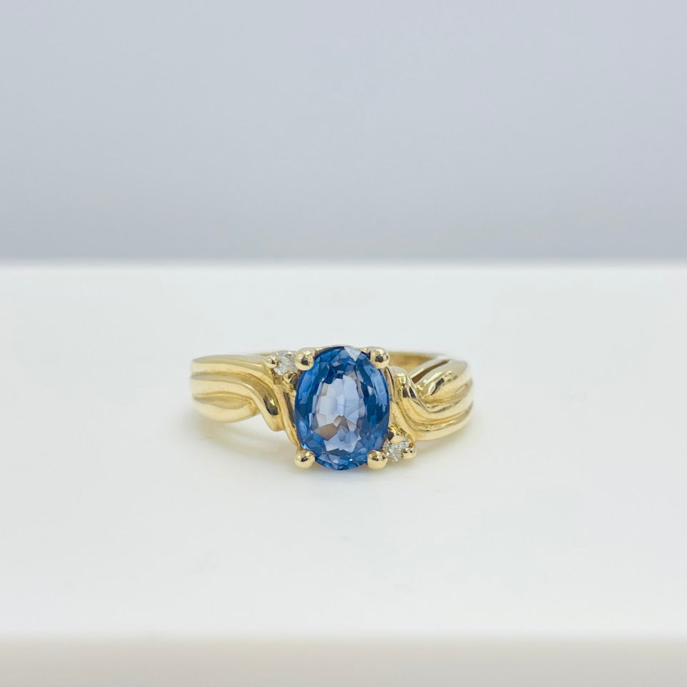טבעת זהב צהוב 14K משובצת אבן חן ספיר כחול 1.20 קראט ו0.02 יהלומים טבעיים. מק"ט 245