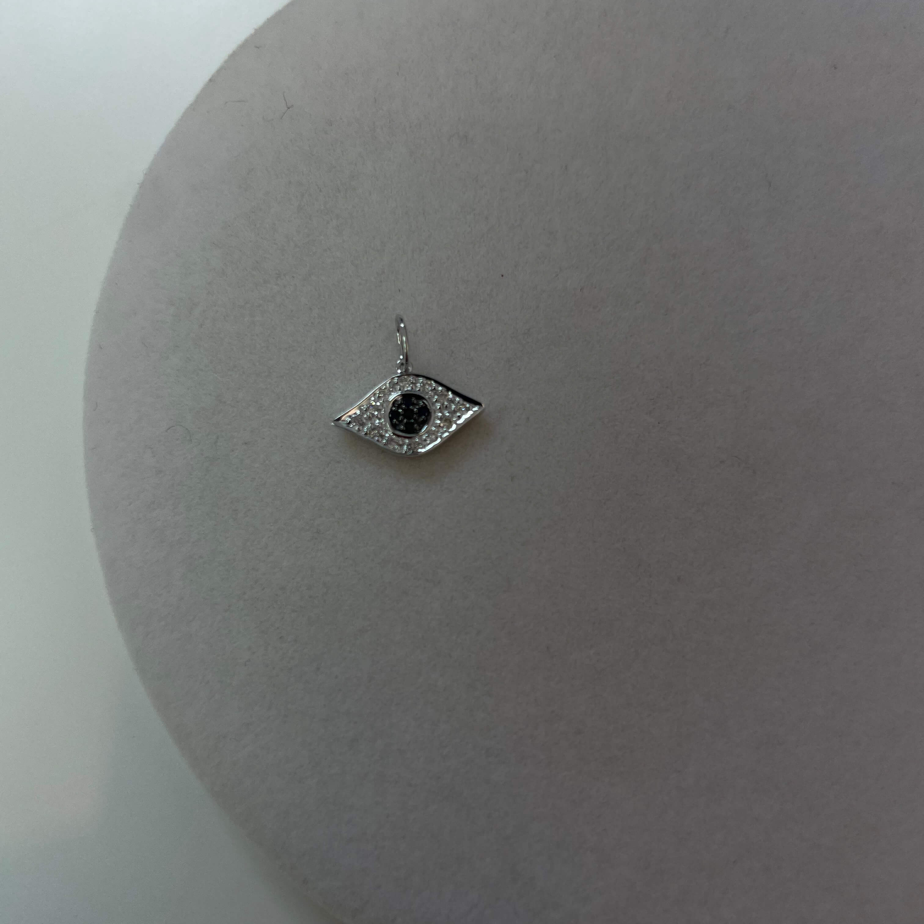 תליון יהלומים ואבני חן ספיר טבעיים בצורת עין 0.08 קראט יהלומים לבנים צבע F ניקיון VS-SI זהב 14K לבן מק״ט 718