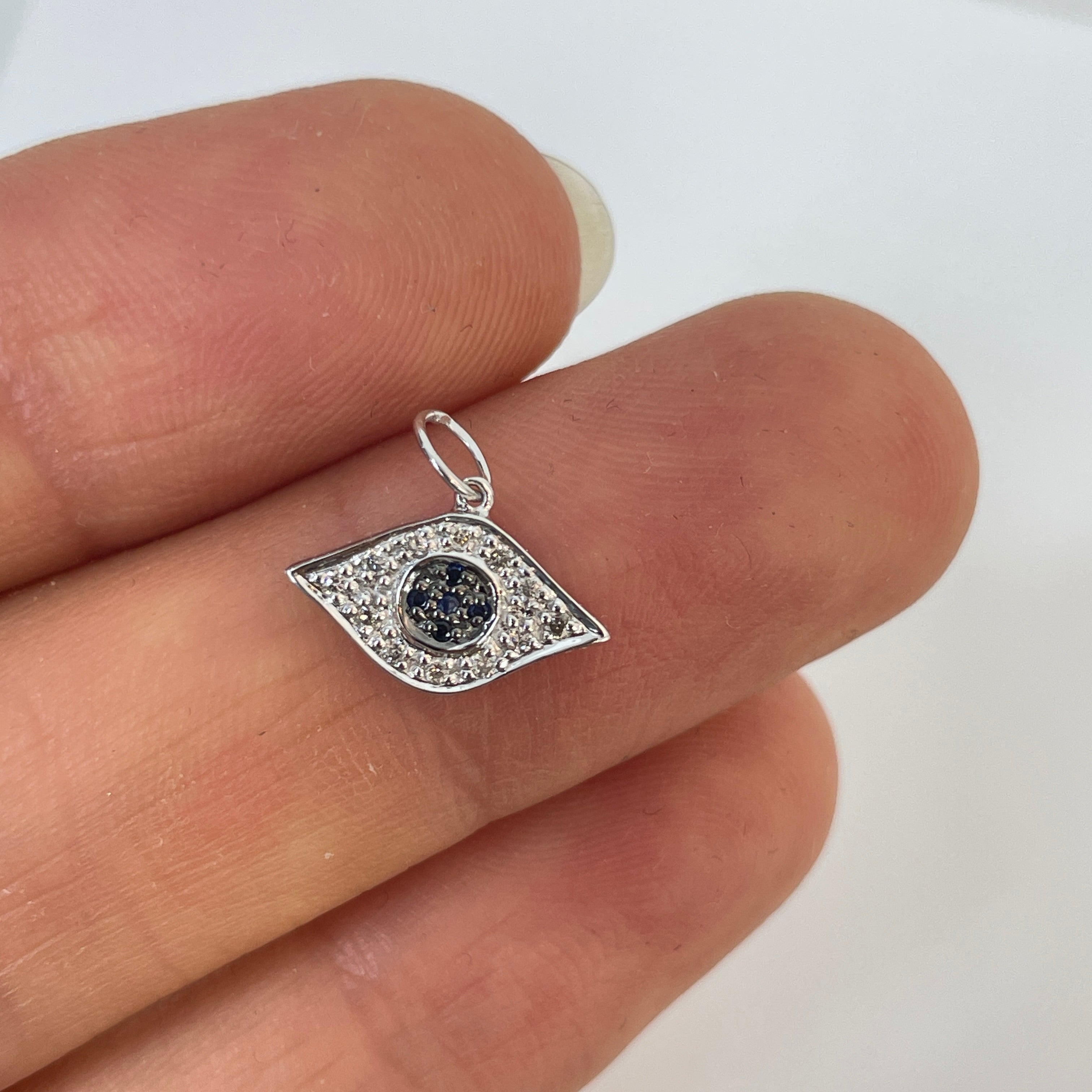 תליון יהלומים ואבני חן ספיר טבעיים בצורת עין 0.06 קראט יהלומים לבנים צבע F ניקיון VS-SI זהב 14K לבן מק״ט 694