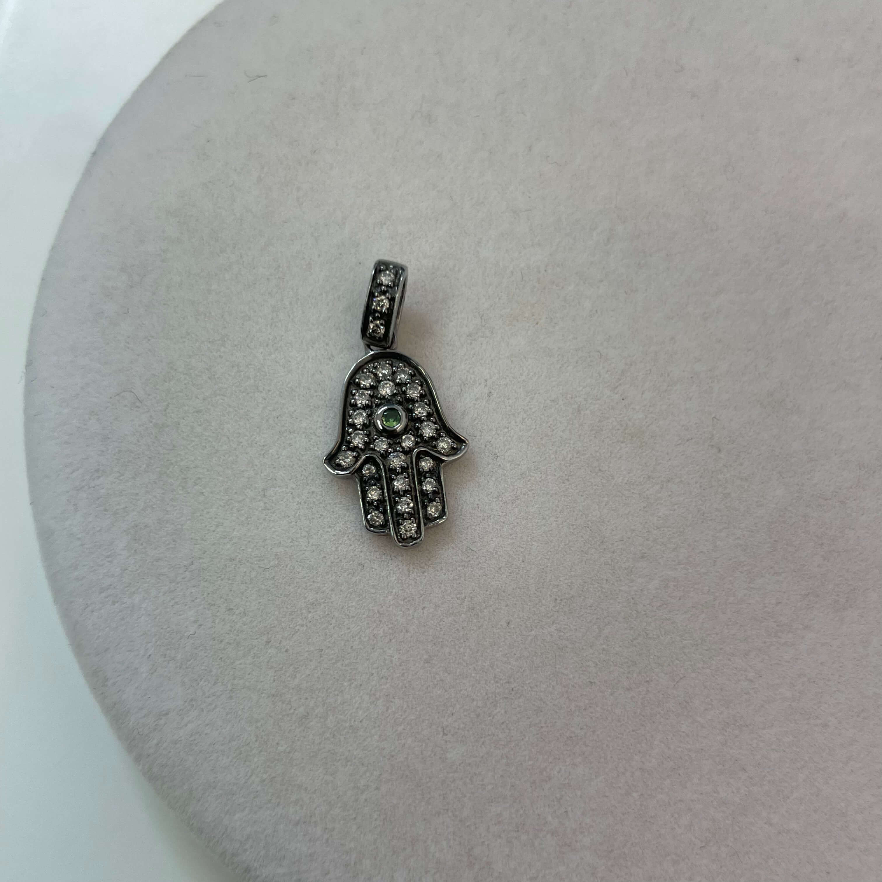 תליון חמסה יהלומים טבעיים ואבן חן ירוקה 0.28 קראט יהלומים צבע F ניקיון VS-SI זהב 14K ברודיום שחור מק״ט 724