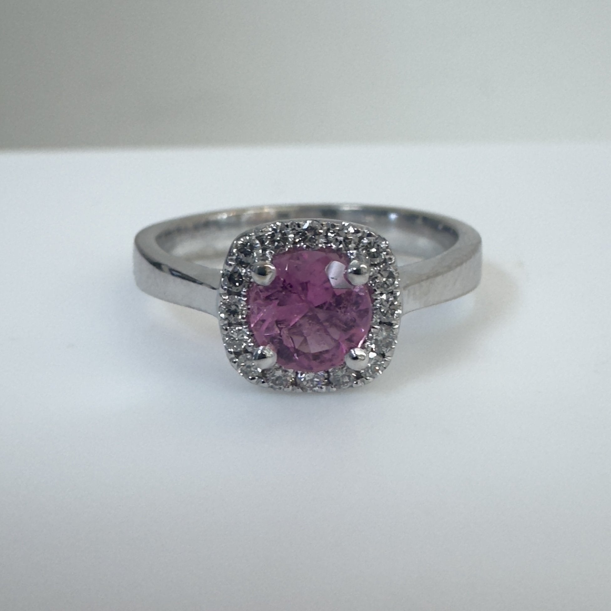 טבעת ספיר ורודה טבעית מרכזית 0.57 קראט ושיבוץ היילו יהלומים טבעיים 0.18 קראט צבע F ניקיון VS זהב 18K לבן מק״ט 733