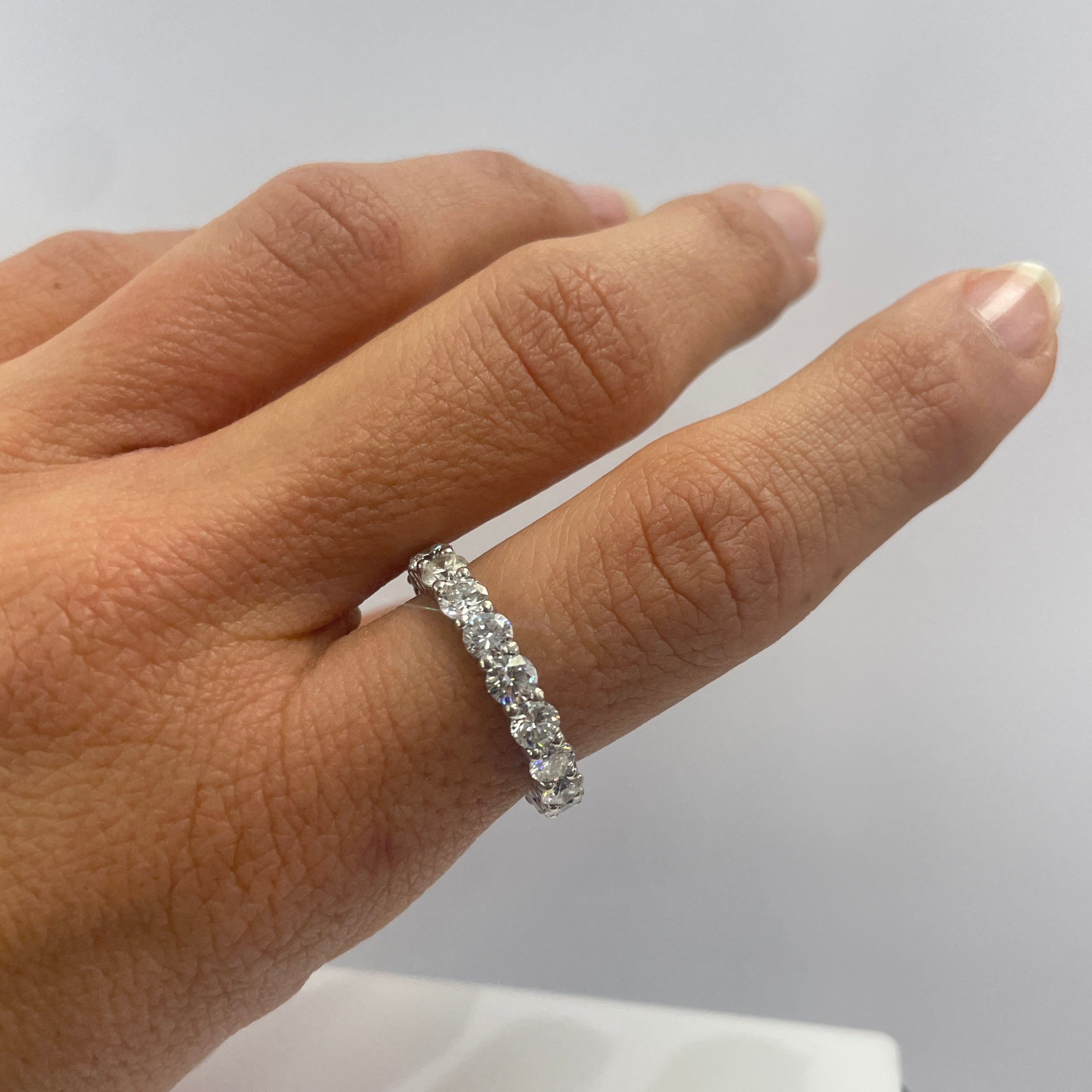 טבעת Eternity זהב לבן 14K משובצת יהלומים טבעיים כל אבן 0.05