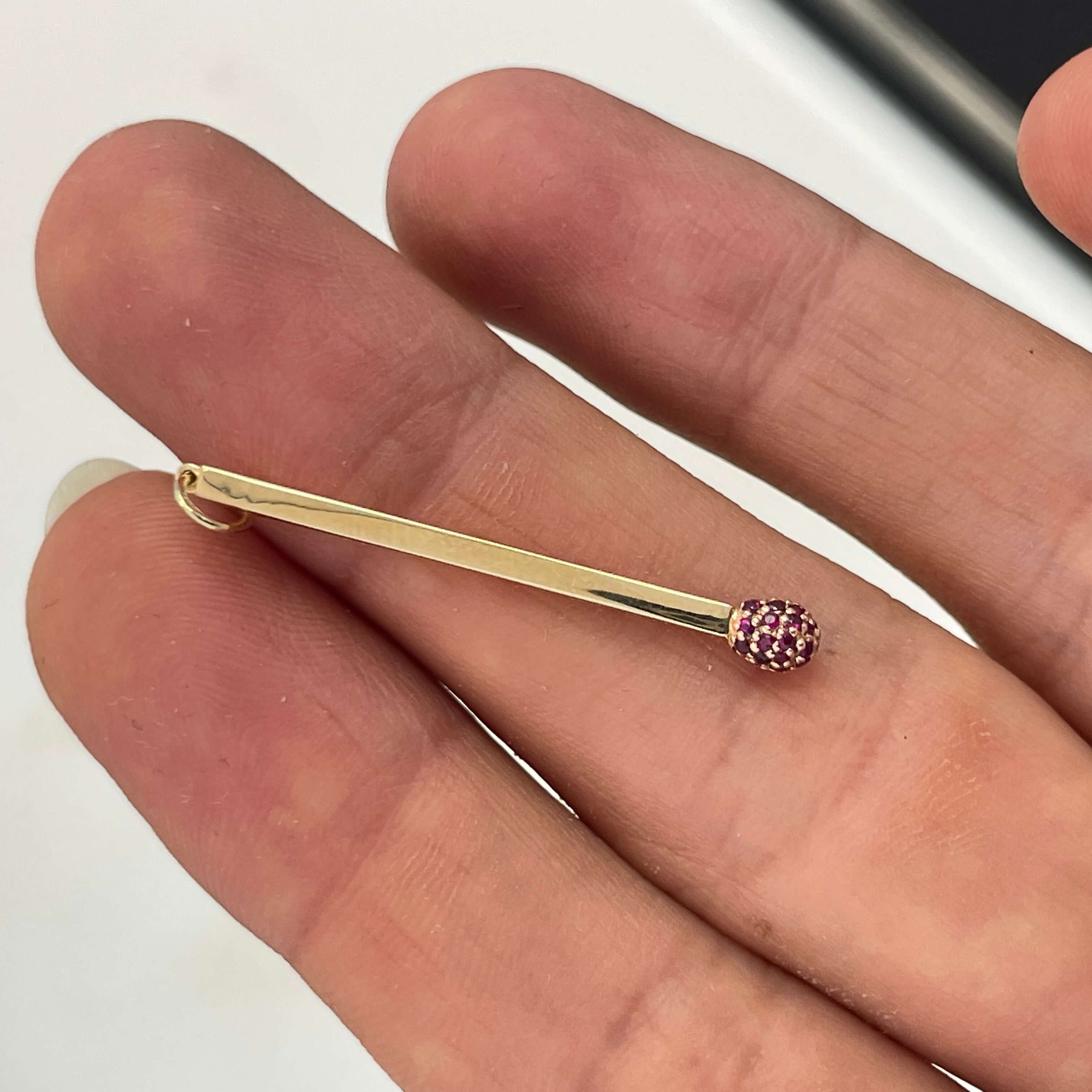 תליון בצורת גפרור משובץ ברובי טבעי 0.13 קראט זהב 14K צהוב מק״ט 660