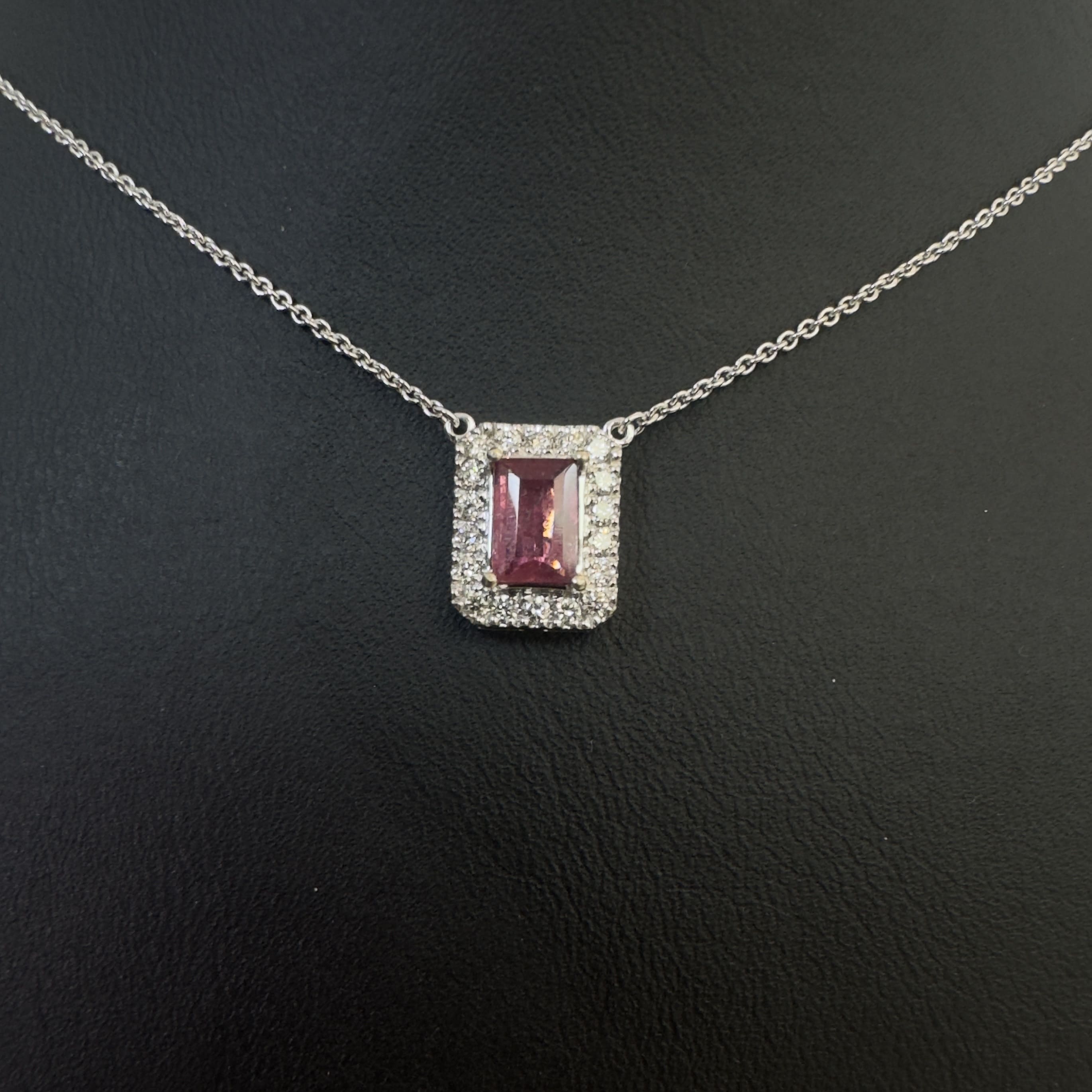 שרשרת זהב 18K משובצת אבן טורמלין טבעית מרכזית ושיבוץ היילו יהלומים טבעיים 0.20 קראט צבע F ניקיון VS מק״ט 522