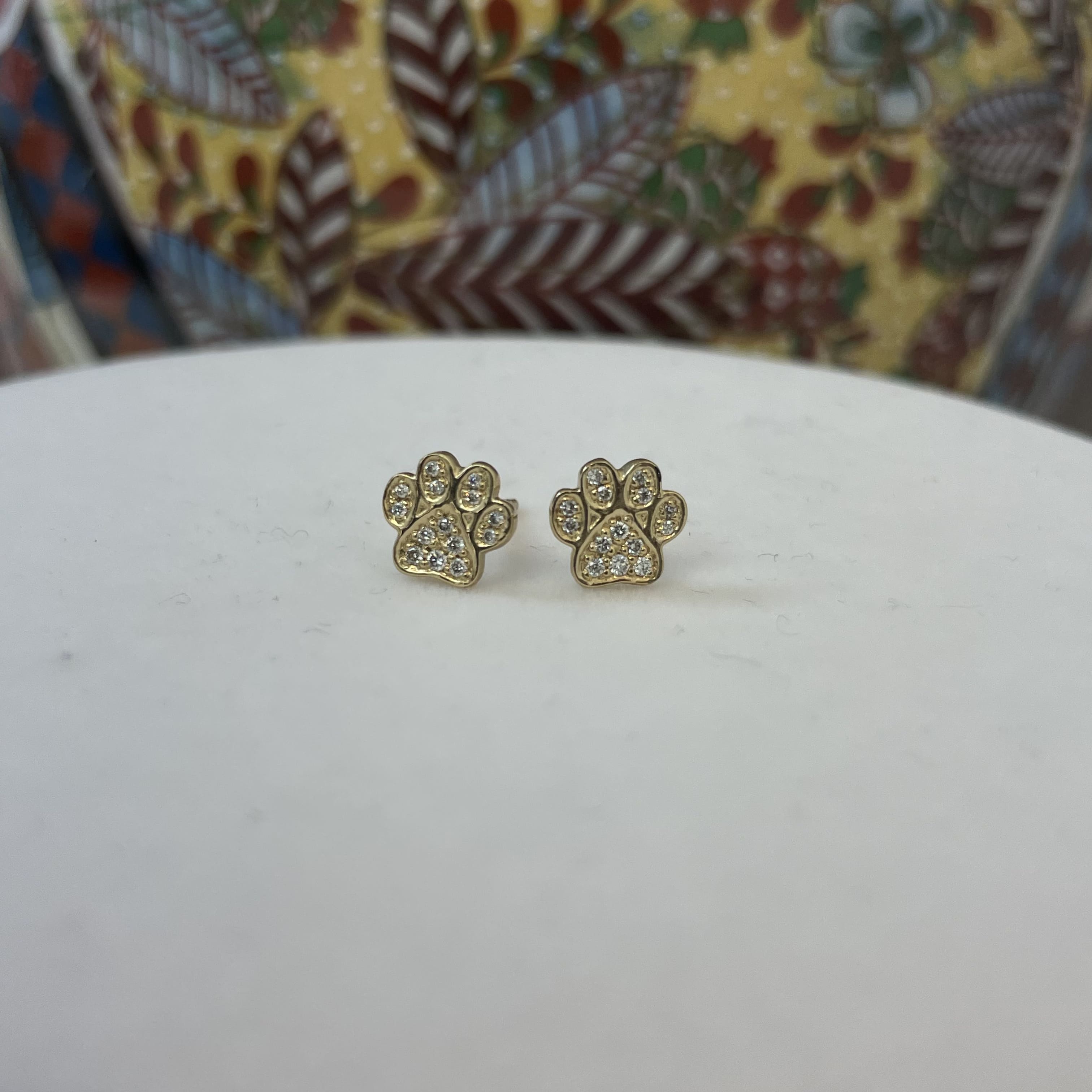 עגילים ״כף אריה״ משובץ יהלומים לבנים טבעיים 0.10 קראט צבע F ניקיון VS-SI זהב 14K צהוב (מגיעים עם סוגרים) מק"ט 767