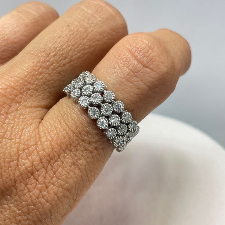 טבעת יהלומים טבעיים גמישה בעיצוב פרחים 1.25 קראט צבע F ניקיון VS זהב 18K לבן מק״ט 592