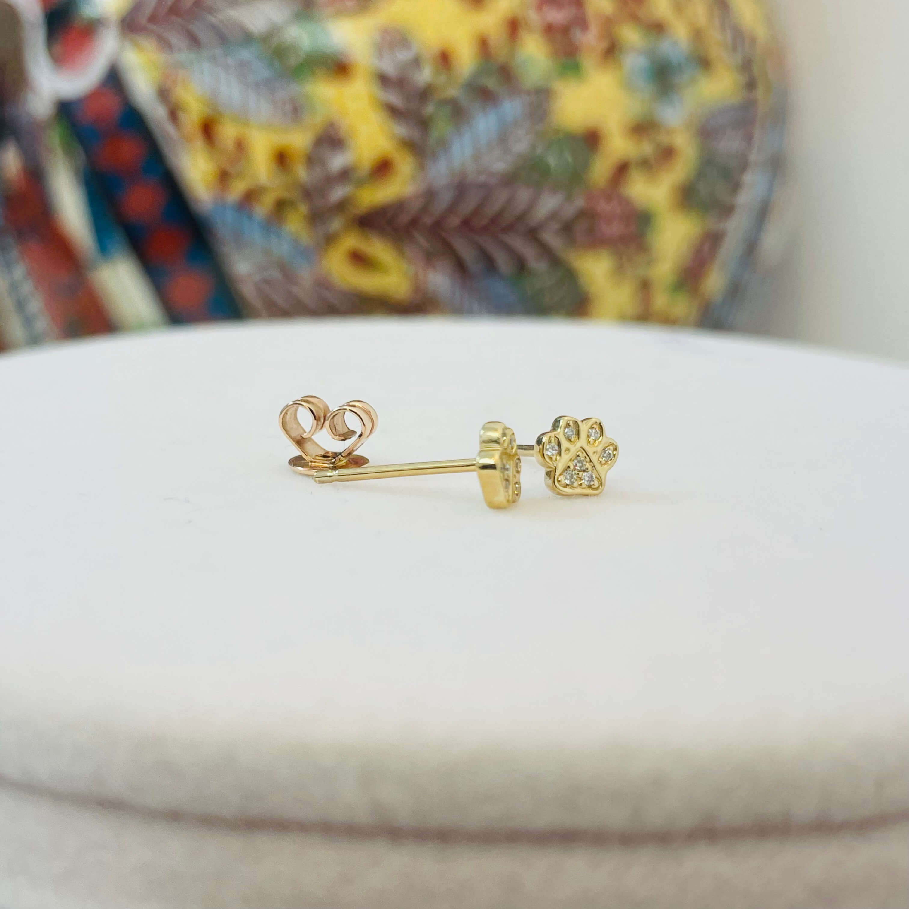 עגילים ״כף אריה״ משובץ יהלומים לבנים טבעיים 0.04 קראט צבע F ניקיון VS-SI זהב 14K צהוב (מגיעים עם סוגרים) מק"ט 735