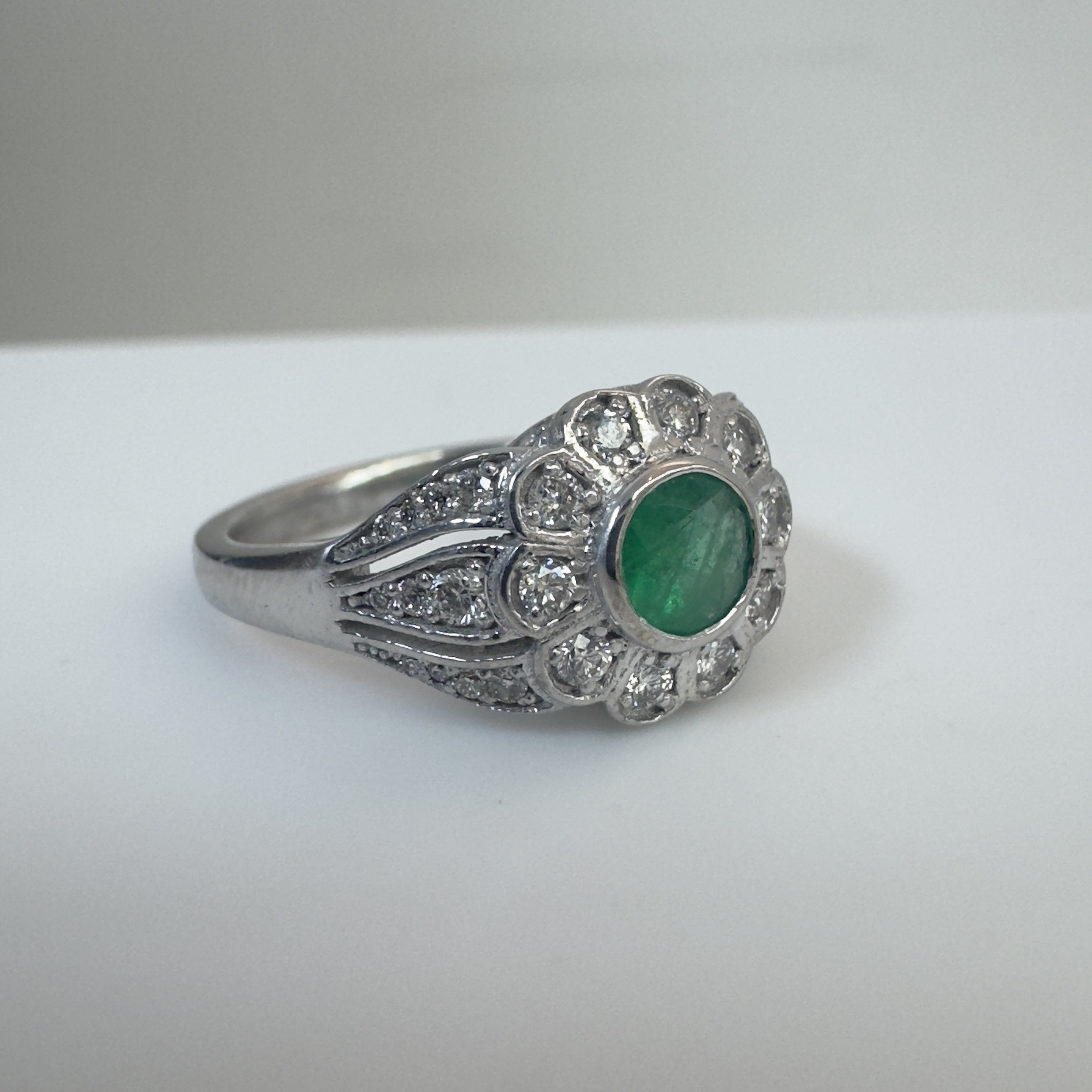 טבעת בסגנון וינטג׳ בעיצוב פרח משובצת אמרלד טבעית 0.50 קראט ויהלומים טבעיים 0.40 קראט צבע F ניקיון VS זהב 14K לבן מרכזית מק״ט 2051