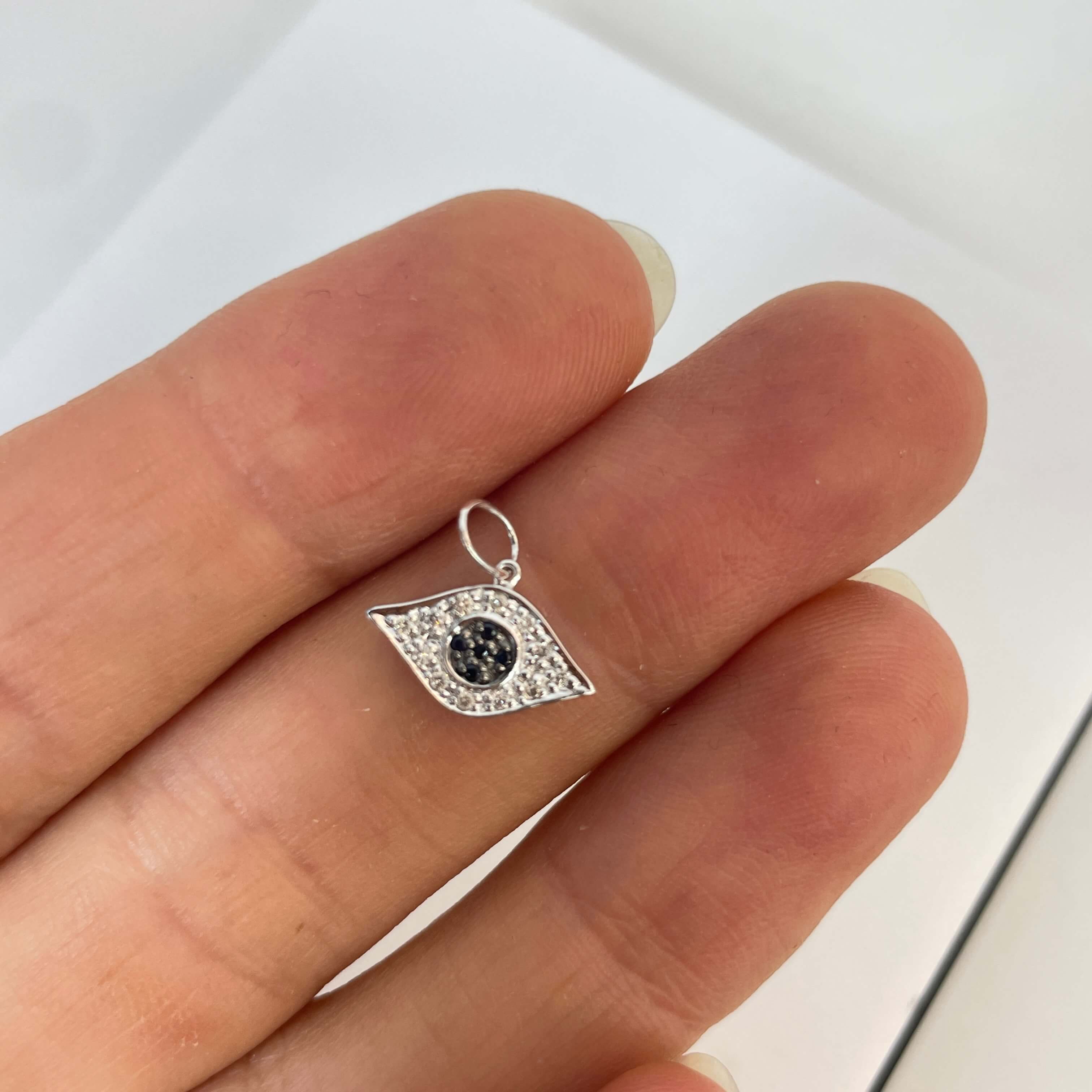 תליון יהלומים ואבני ספיר טבעיים בצורת עין 0.08 קראט יהלומים לבנים צבע F ניקיון VS-SI זהב 14K לבן מק״ט 683