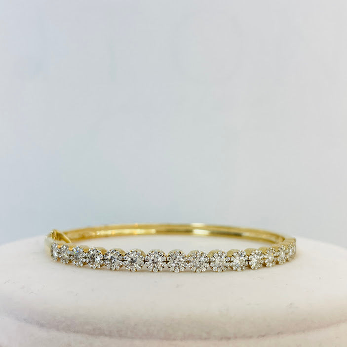 צמיד קשיח פרחים זהב צהוב 14K משובץ 1.91 קראט יהלומים טבעיים צבע F נקיון VS מק"ט 385