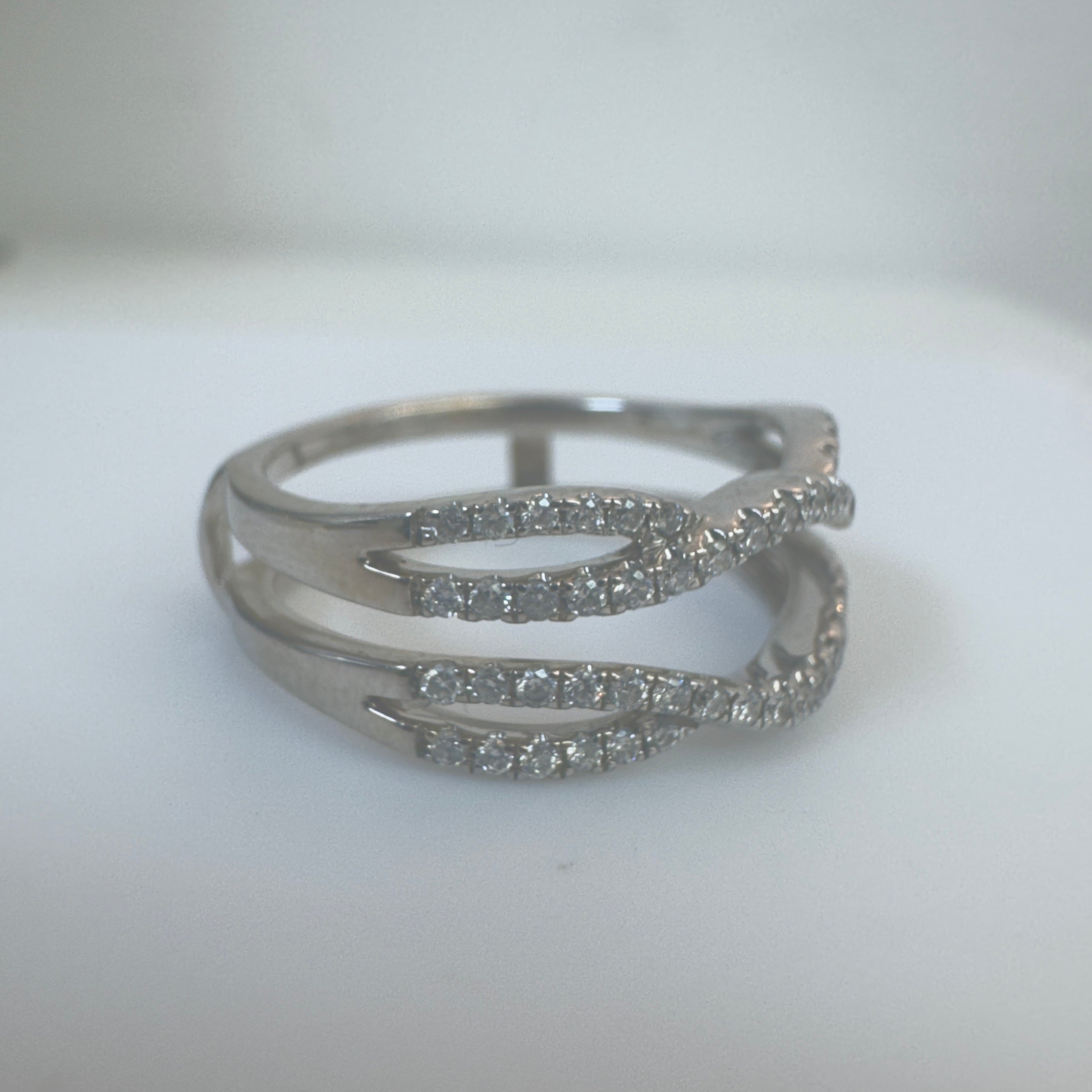 טבעת יהלומים טבעיים שתי שורות 0.31 קראט צבע F ניקיון VS-SI זהב 14K לבן מק"ט 250