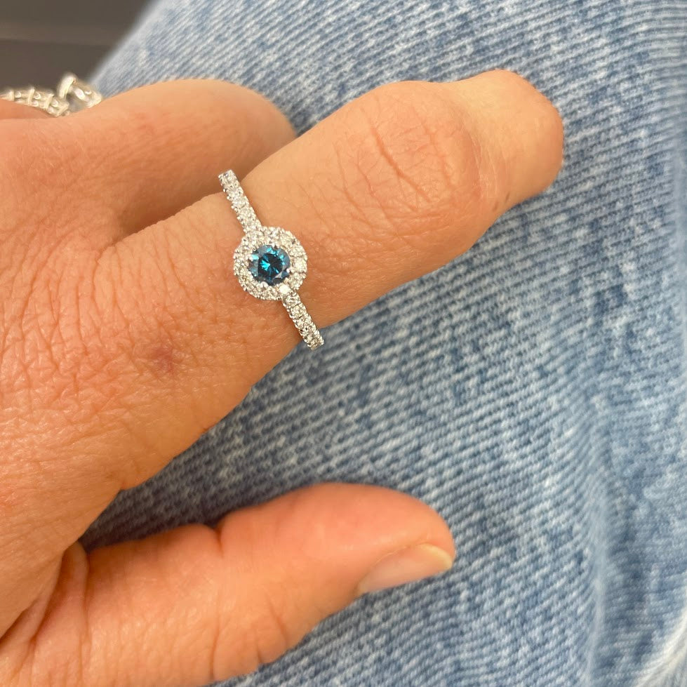 טבעת זהב לבן 14K משובצת יהלומים טבעיים 0.63 קראט צבע F נקיון VS ויהלום מרכזי צבוע 0.25 קראט מק"ט 26