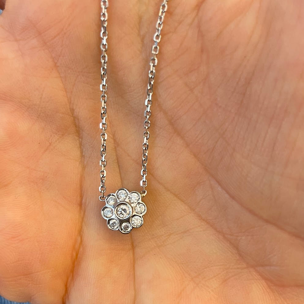 שרשרת זהב לבן 18K עם תליון פרח משובץ 0.40 קראט יהלומים טבעיים צבע F נקיון VS מק"ט 103