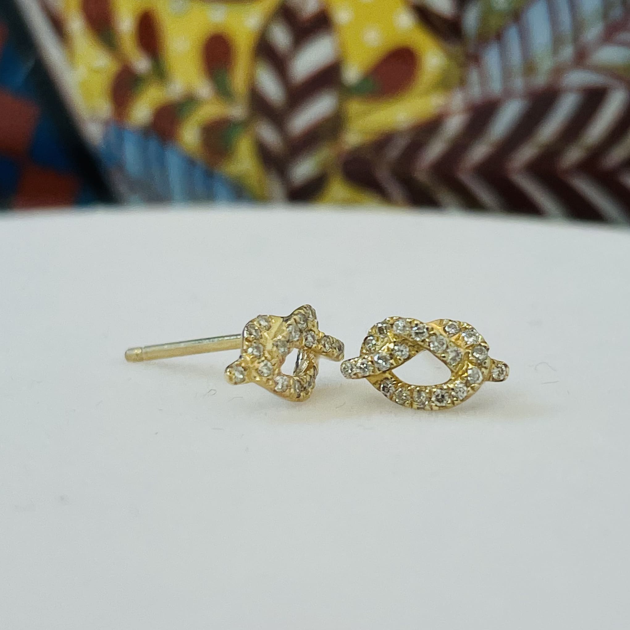 עגילים צמה משובצים יהלומים טבעיים 0.12 קראט צבע F ניקיון VS-SI זהב 14K צהוב (מגיעים עם סוגרים) מק"ט 760