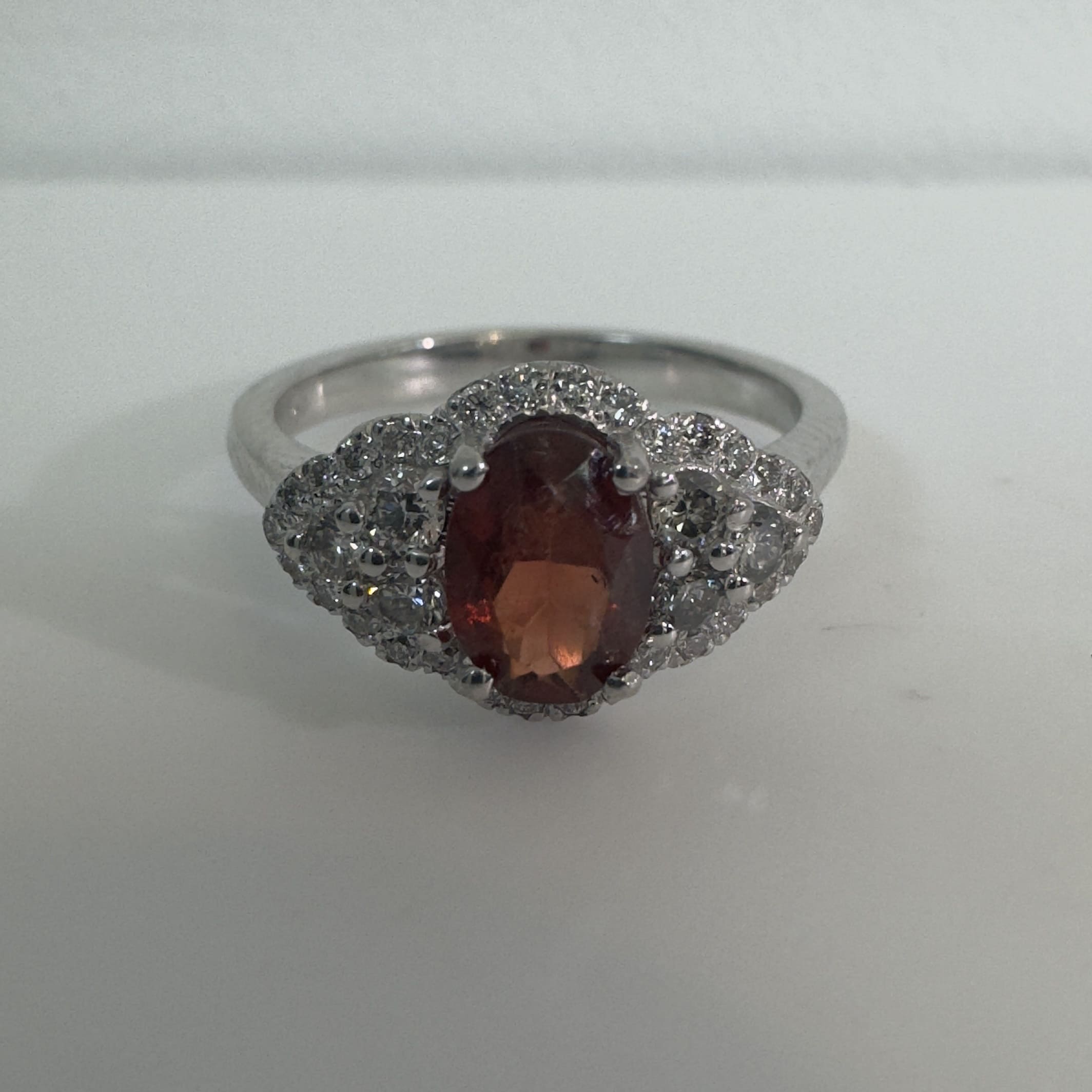 טבעת 14K לבן משובצת באבן רובילייט טבעית 0.60 קראט ויהלומים מסביב 0.37 קראט צבע F ניקיון VS מק״ט R-2121