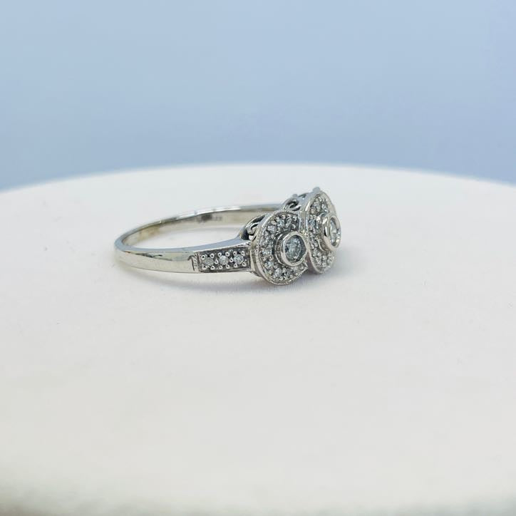 טבעת יהלומים טבעיים מתלכדים לשלושה עיגולים גדולים 0.75 קראט צבע F ניקיון SI זהב 14K לבן מק״ט 567