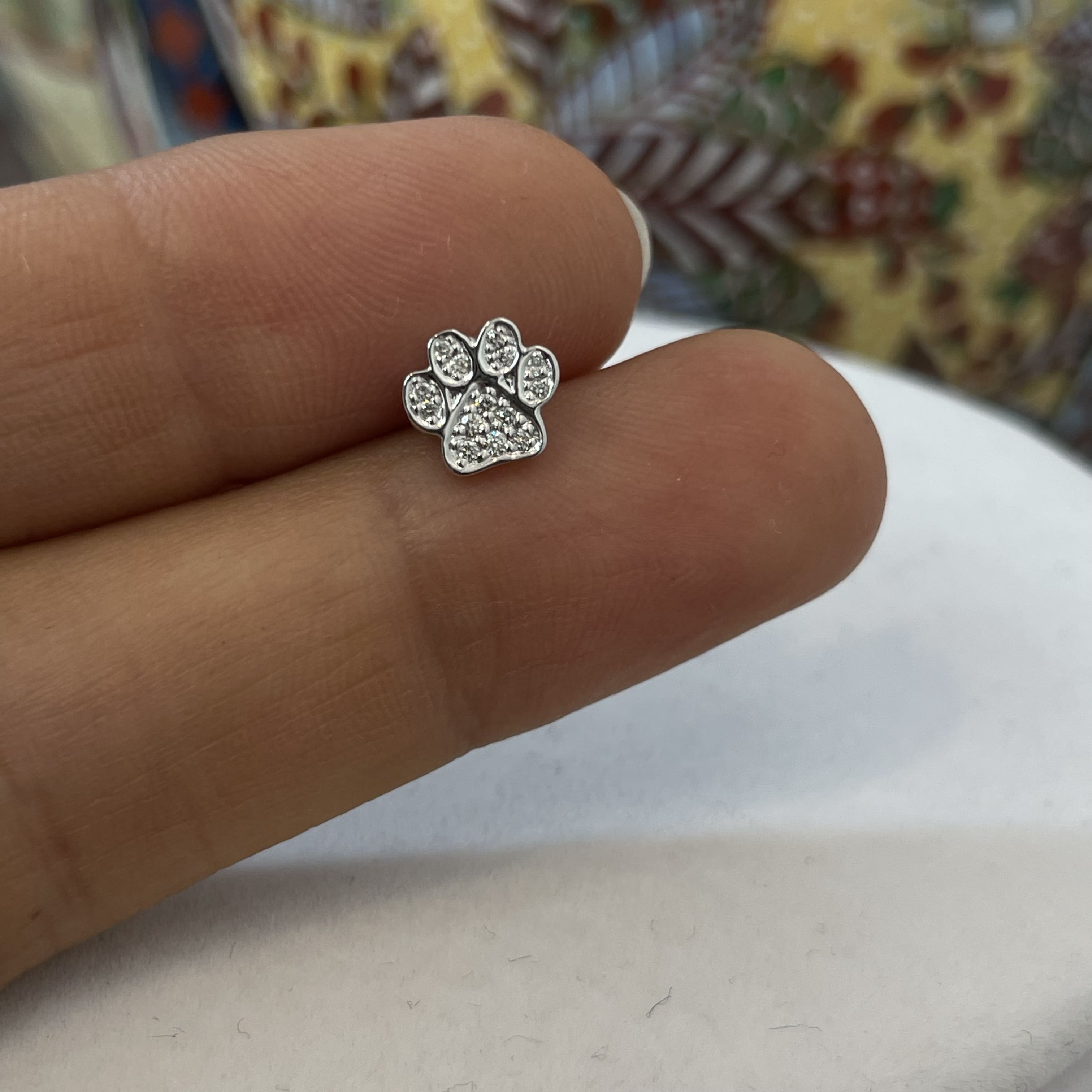 עגיל בודד בצורת ״כף אריה״ משובץ יהלומים טבעיים 0.04 קראט 14K לבן (מגיע עם סוגר) מק"ט 746