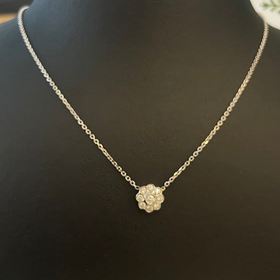 שרשרת זהב לבן 18K עם תליון פרח משובץ 0.40 קראט יהלומים טבעיים צבע F נקיון VS מק"ט 103
