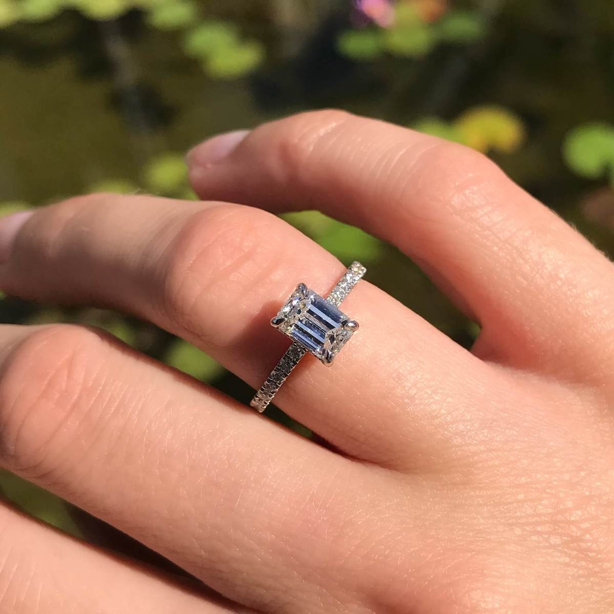 טבעת אירוסין עם יהלום אמרלד