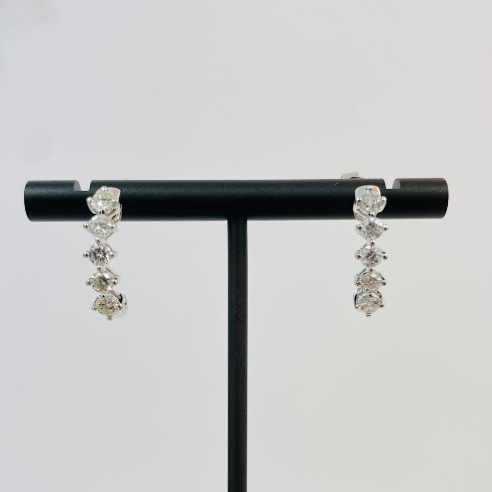 עגילי חצי חישוק זהב לבן 18K משובצים 1.15 קראט יהלומים טבעיים צבע F נקיון VS מק"ט 472