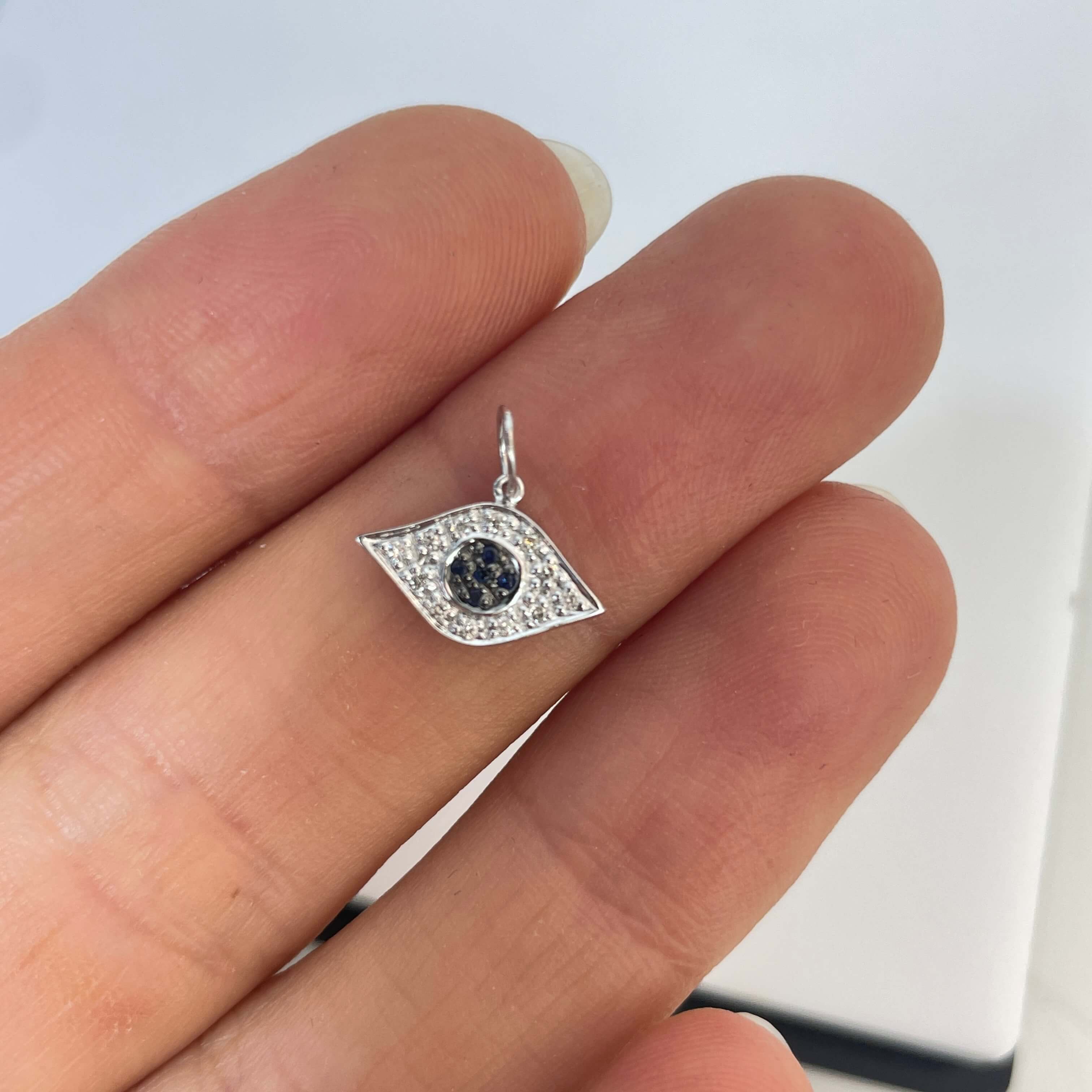 תליון יהלומים ואבני חן ספיר טבעיים בצורת עין 0.07 קראט יהלומים לבנים צבע F ניקיון VS-SI זהב 14K לבן מק״ט 686