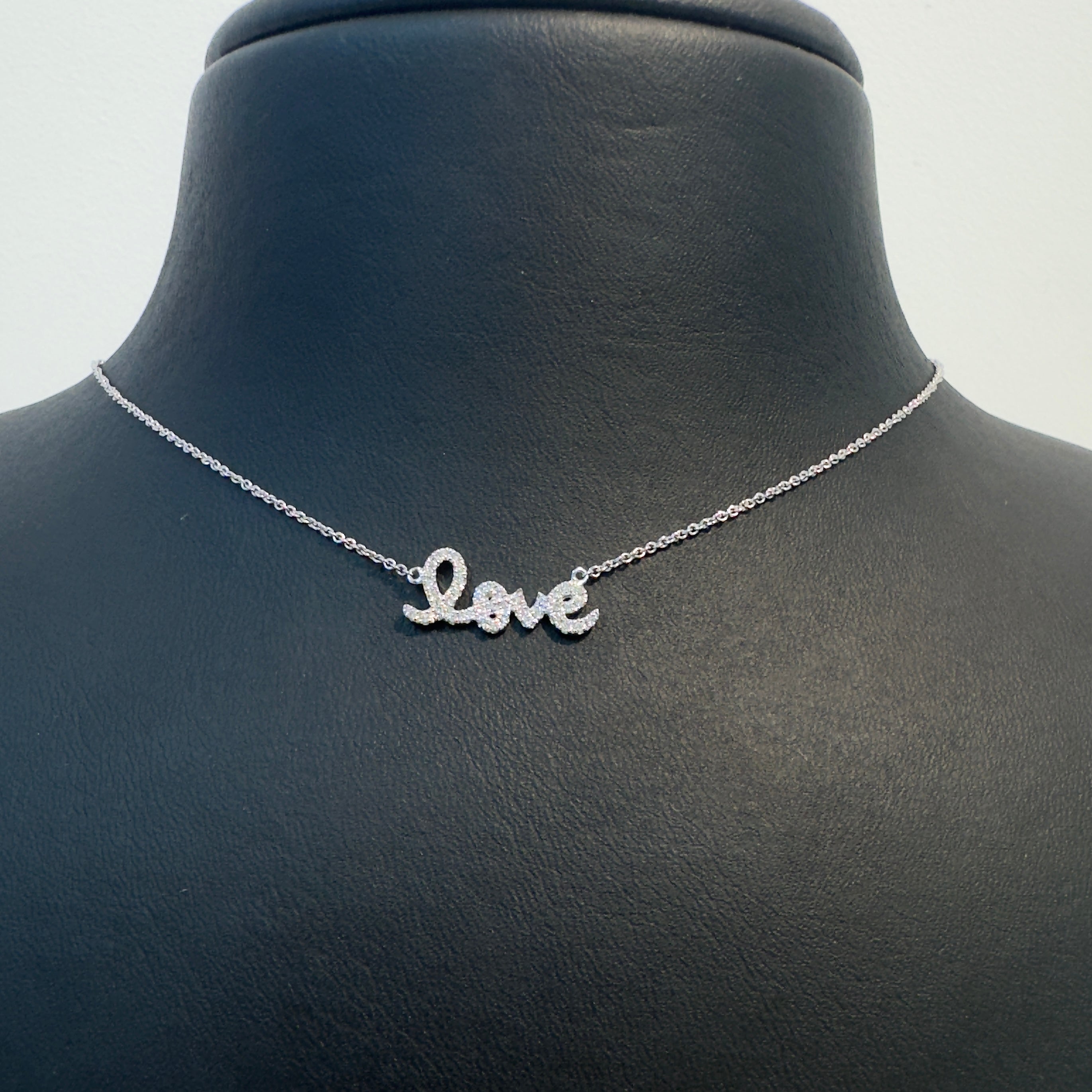 שרשרת יהלומים טבעיים 0.12 קראט בעיצוב ״Love" צבע F ניקיון VS זהב 14K לבן מק"ט 612