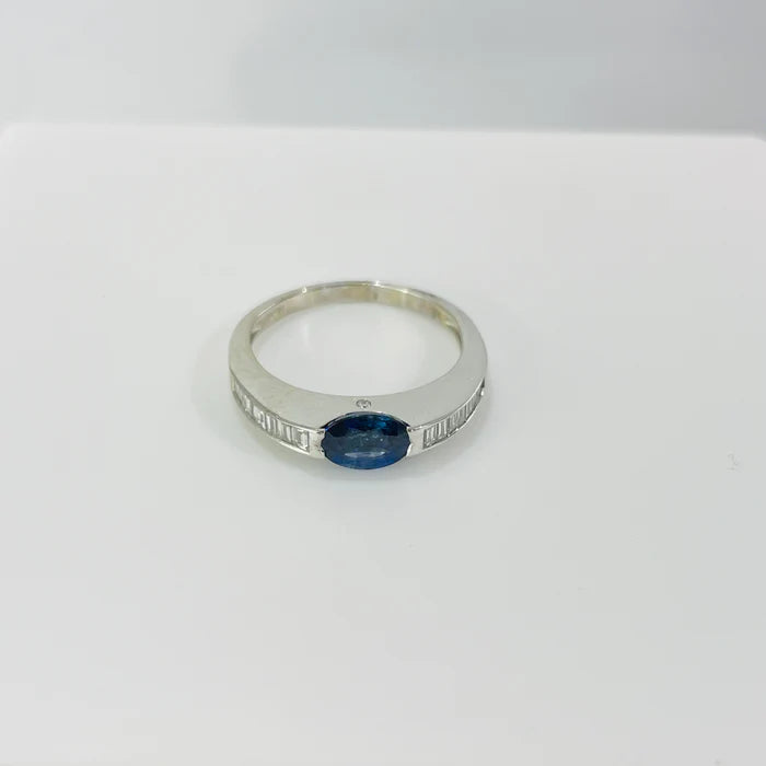 טבעת זהב לבן 18K משובצת ספיר כחולה מרכזית 1 קראט ויהלומים טבעיים 0.35 קראט נקיון VS צבע F מק"ט 140