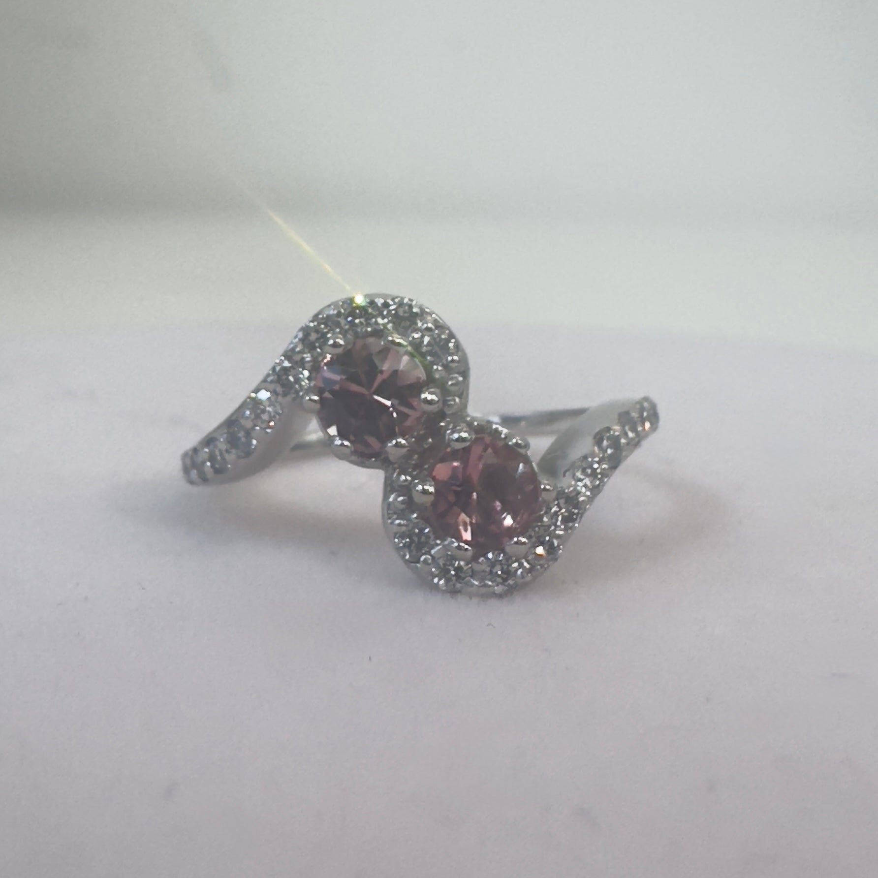 טבעת זהב 18K לבן משובצת אבני טורמלין ורודות טבעיות 0.50 קראט ו0.25 קראט יהלומים טבעיים צבע F ניקיון VS מק״ט 776