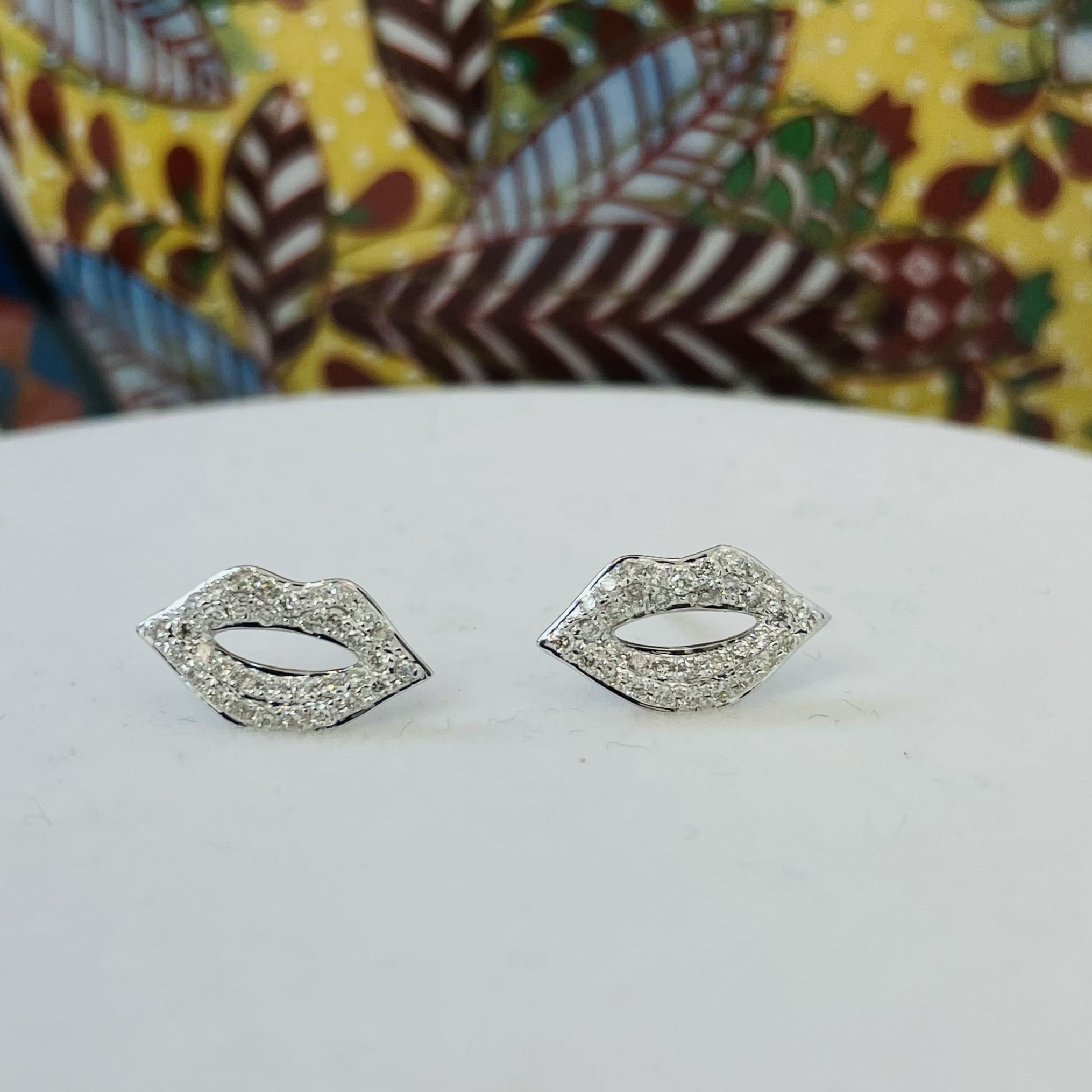 עגילים שפתיים משובצים יהלומים טבעיים 0.28 קראט צבע F ניקיון VS-SI זהב 14K לבן (מגיעים עם סוגרים) מק"ט 787