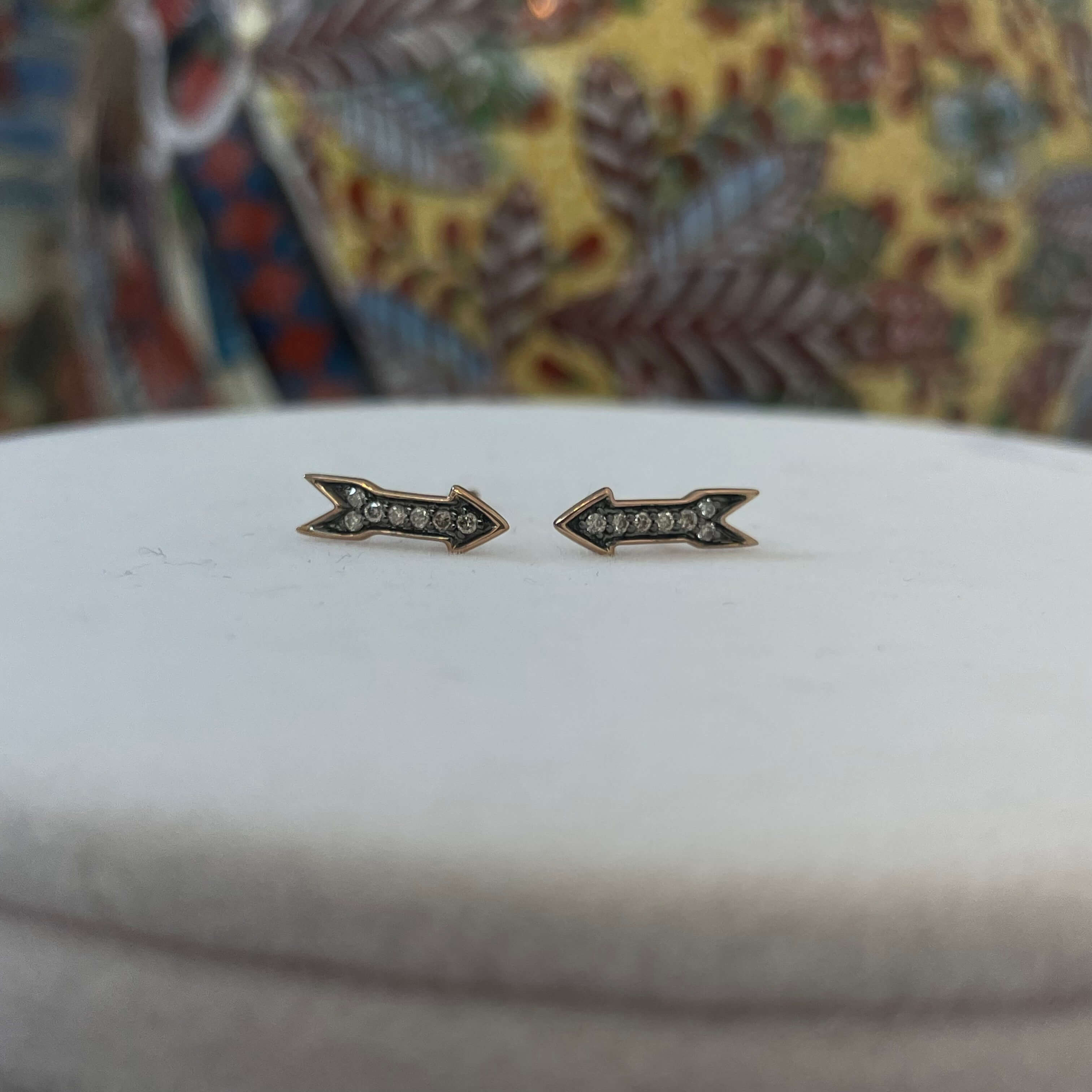 עגילים בצורת חצים משובצים יהלומים לבנים טבעיים 0.08 קראט צבע F ניקיון VS-SI זהב 14K רוז גולד (מגיעים עם סוגרים) מק"ט 734