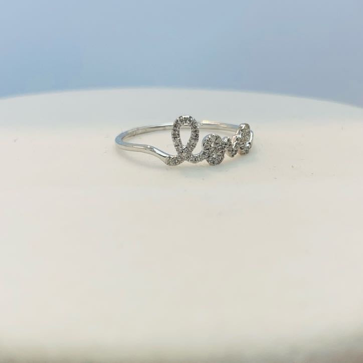 טבעת יהלומים טבעיים 0.10 קראט "Love" צבע F ניקיון VS זהב לבן 14K מק"ט 605