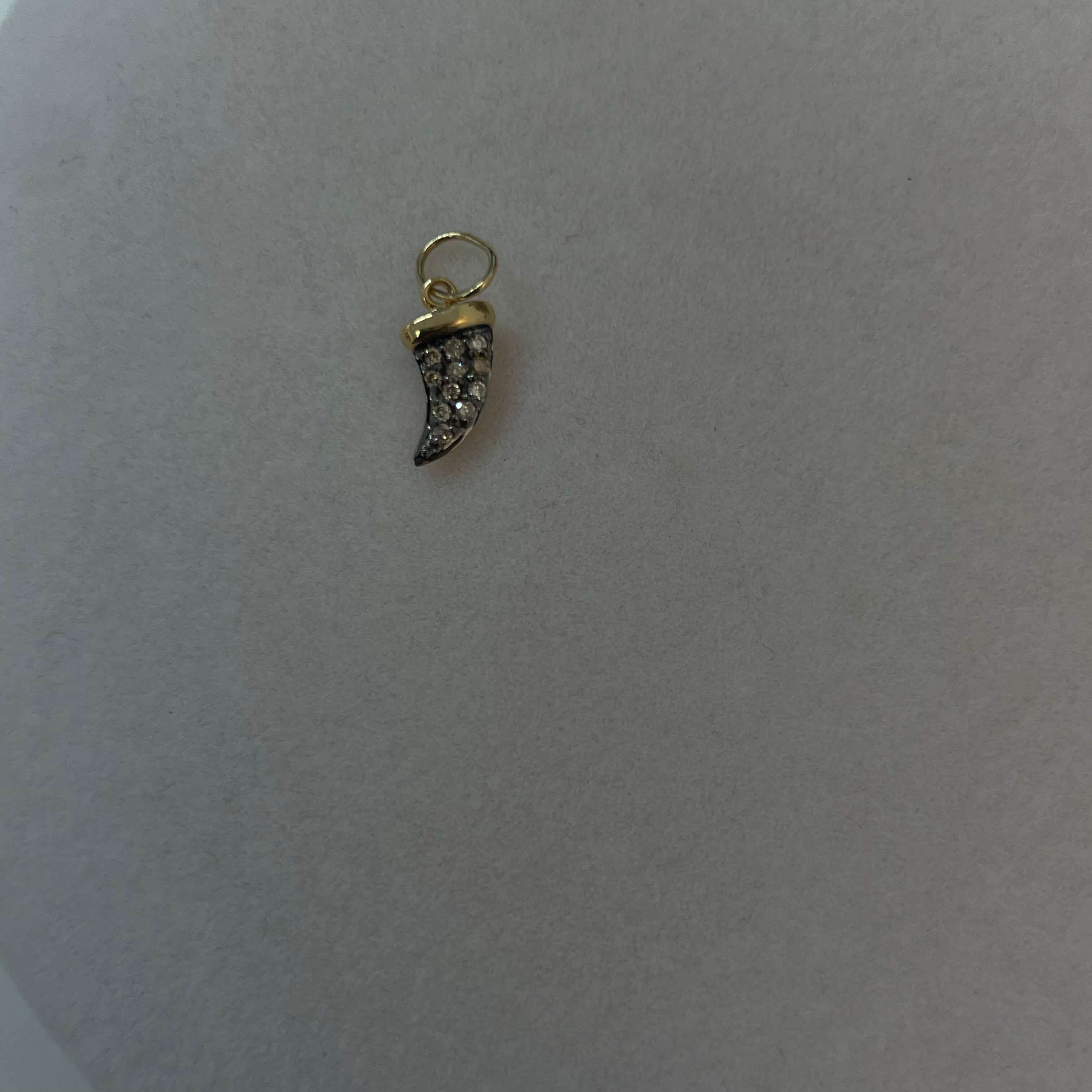 תליון בצורת שן כריש משובץ יהלומים טבעיים 0.05 קראט צבע F ניקיון VS-SI זהב 14K צהוב מק״ט 704