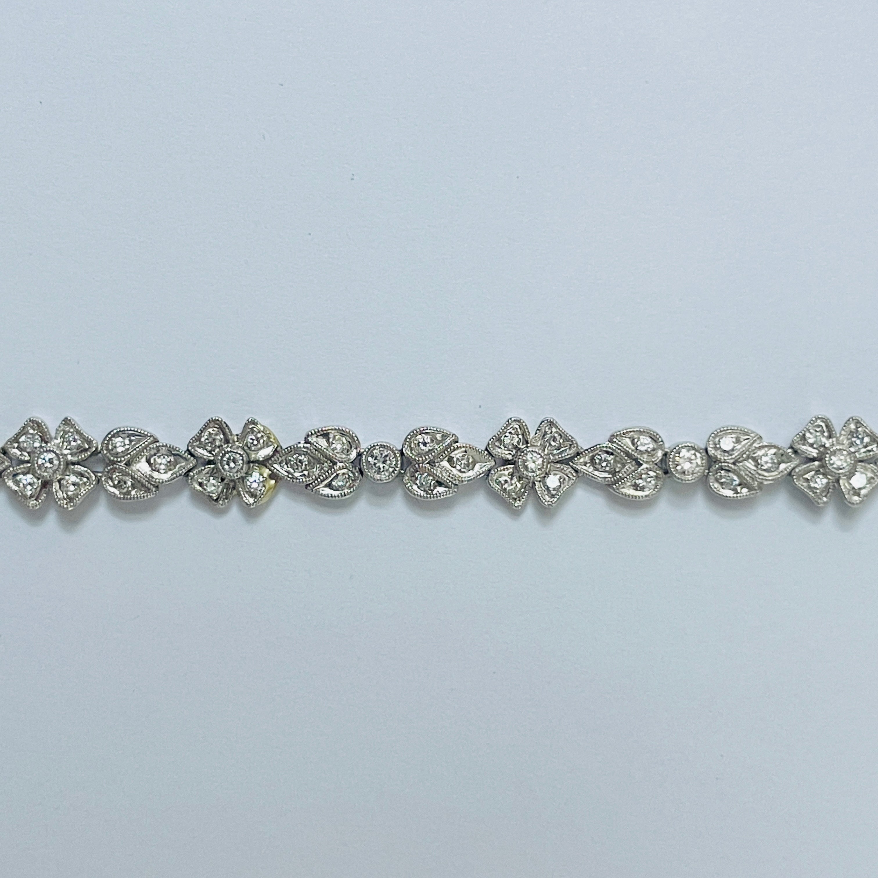 צמיד יהלומים טבעיים 1.55 קראט צבע F ניקיון VS בעיצוב פרחים פלטינה מק"ט 584