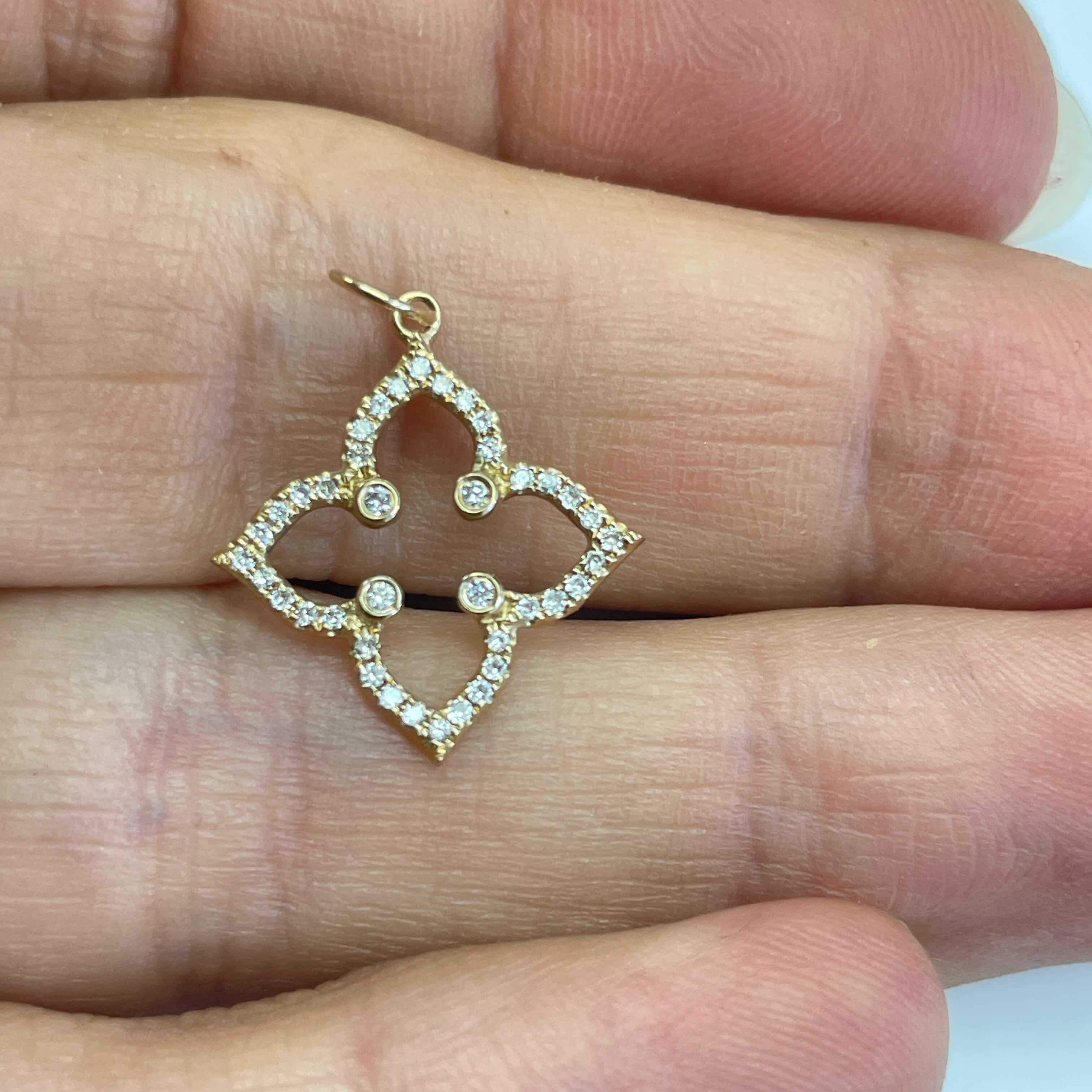 תליון יהלומים טבעיים בצורת פרח 0.11 קראט צבע F ניקיון VS-SI זהב 14K צהוב מק״ט 628