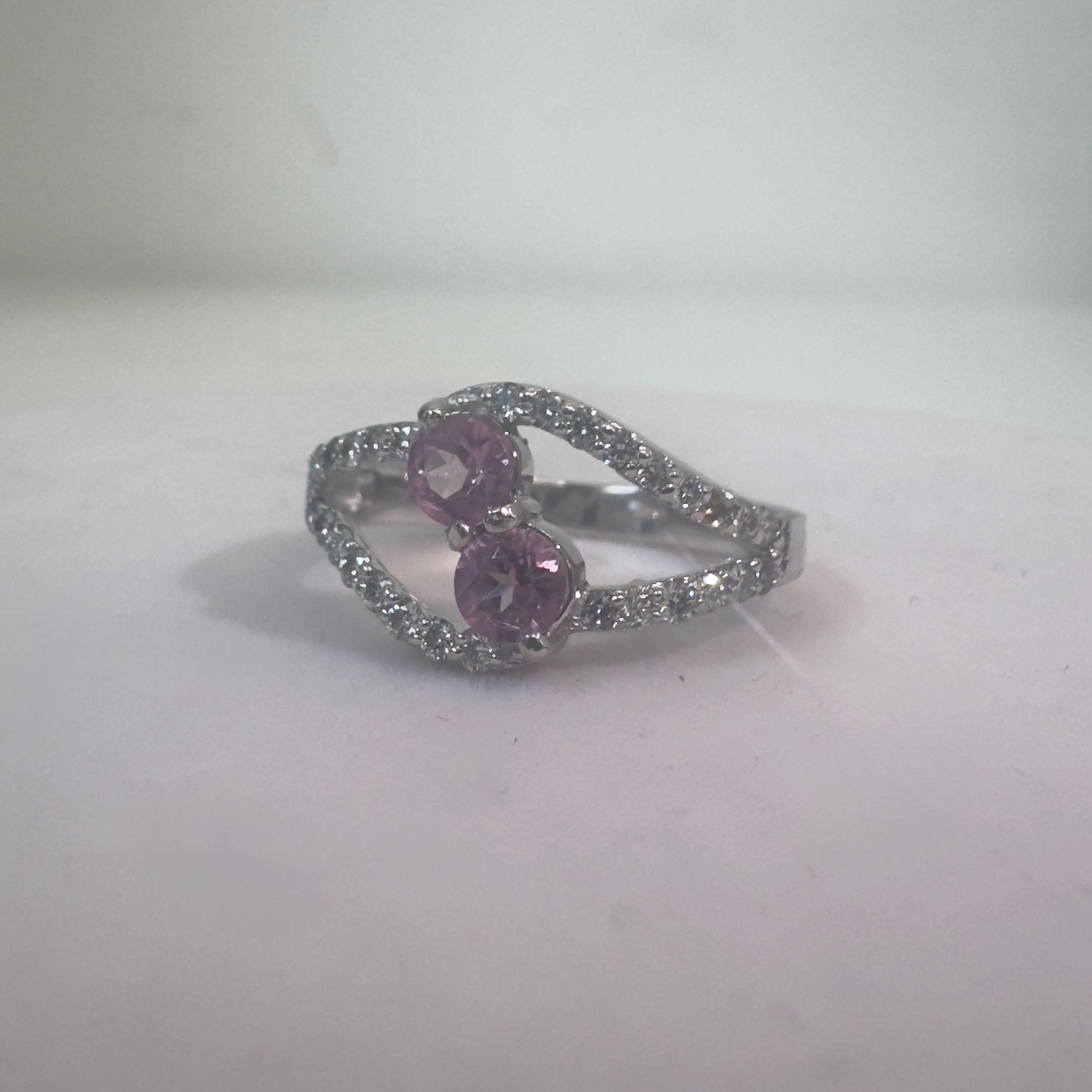 טבעת זהב 18K לבן משובצת אבני טורמלין ורודות טבעיות 0.50 קראט ו0.35 קראט יהלומים טבעיים צבע F ניקיון VS מק״ט 788